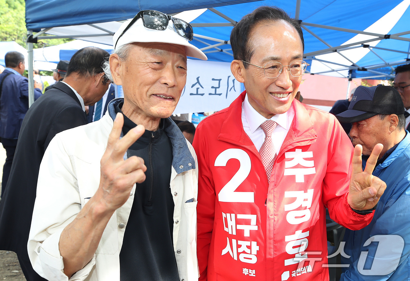 (대구=뉴스1) 공정식 기자 = 추경호 국민의힘 대구시장 후보가 1일 오전 대구 동구 망우당공원에서 열린 의병의 날 기념행사에 참석해 지역 어르신과 기념촬영하고 있다. 2026.6 …