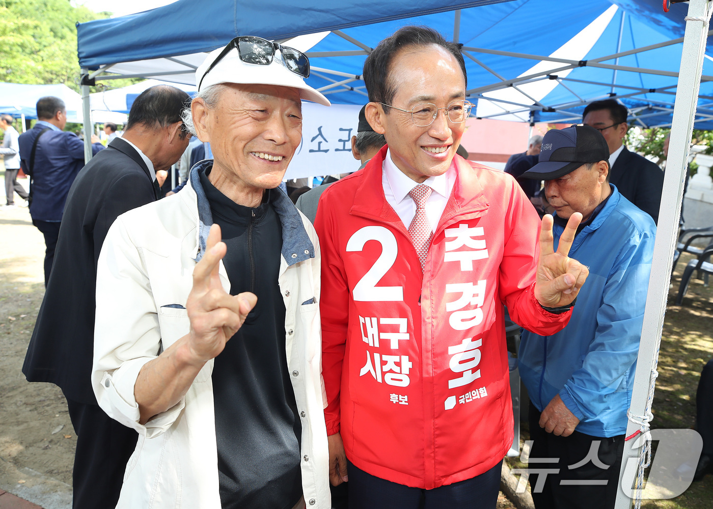 (대구=뉴스1) 공정식 기자 = 추경호 국민의힘 대구시장 후보가 1일 오전 대구 동구 망우당공원에서 열린 의병의 날 기념행사에 참석해 지역 어르신과 기념촬영하고 있다. 2026.6 …