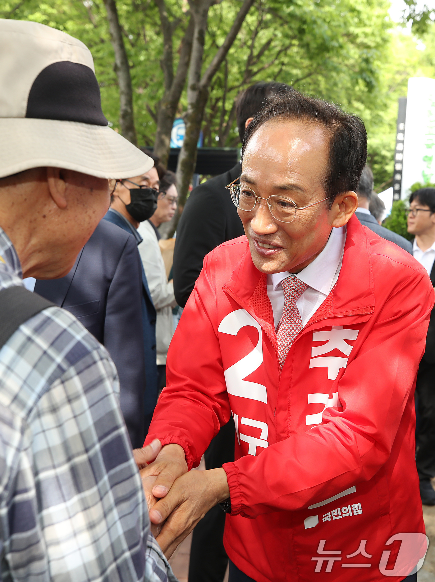 (대구=뉴스1) 공정식 기자 = 추경호 국민의힘 대구시장 후보가 1일 오전 대구 동구 망우당공원에서 열린 의병의 날 기념행사에 참석해 지역 어르신과 인사를 나누고 있다. 2026. …