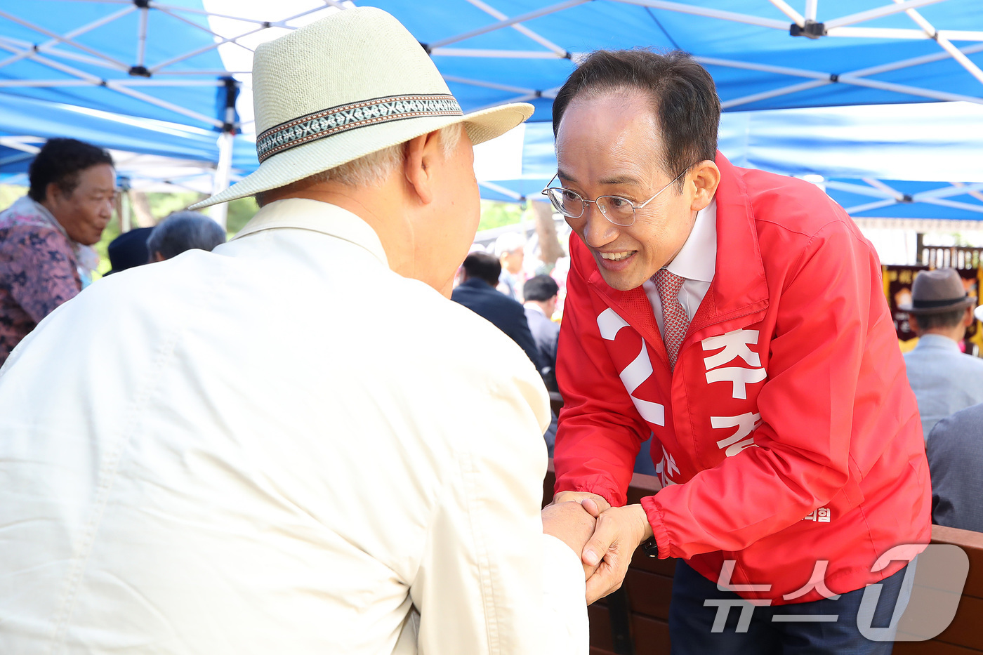(대구=뉴스1) 공정식 기자 = 추경호 국민의힘 대구시장 후보가 1일 오전 대구 동구 망우당공원에서 열린 의병의 날 기념행사에 참석해 지역 어르신과 인사를 나누고 있다. 2026. …