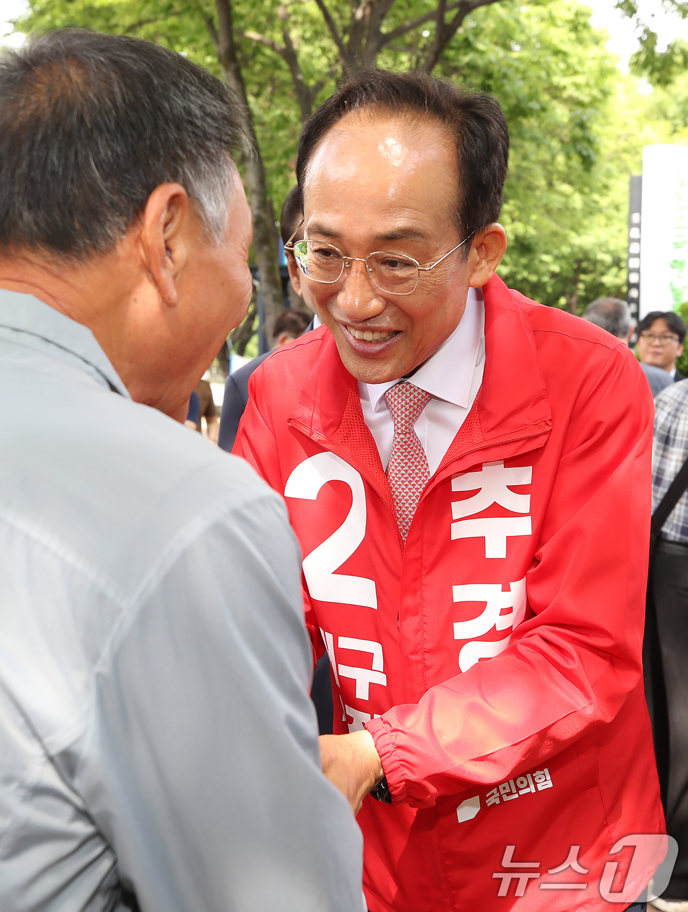 (대구=뉴스1) 공정식 기자 = 추경호 국민의힘 대구시장 후보가 1일 오전 대구 동구 망우당공원에서 열린 의병의 날 기념행사에 참석해 지역 어르신과 인사를 나누고 있다. 2026. …
