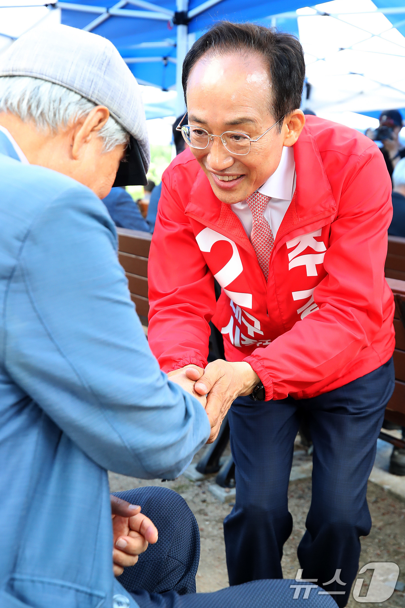 (대구=뉴스1) 공정식 기자 = 추경호 국민의힘 대구시장 후보가 1일 오전 대구 동구 망우당공원에서 열린 의병의 날 기념행사에 참석해 지역 어르신과 인사를 나누고 있다. 2026. …