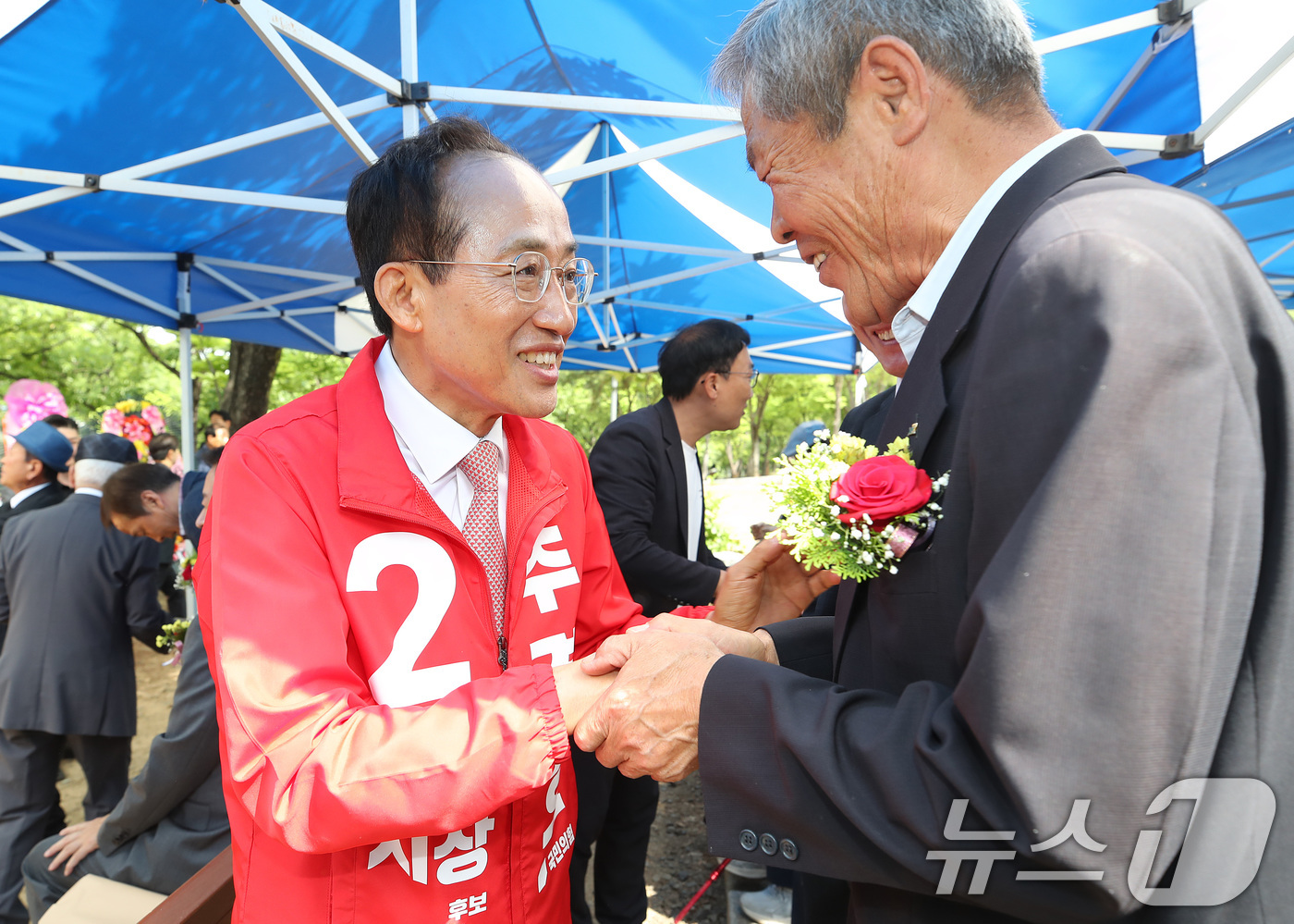 (대구=뉴스1) 공정식 기자 = 추경호 국민의힘 대구시장 후보가 1일 오전 대구 동구 망우당공원에서 열린 의병의 날 기념행사에 참석해 지역 어르신과 인사를 나누고 있다. 2026. …