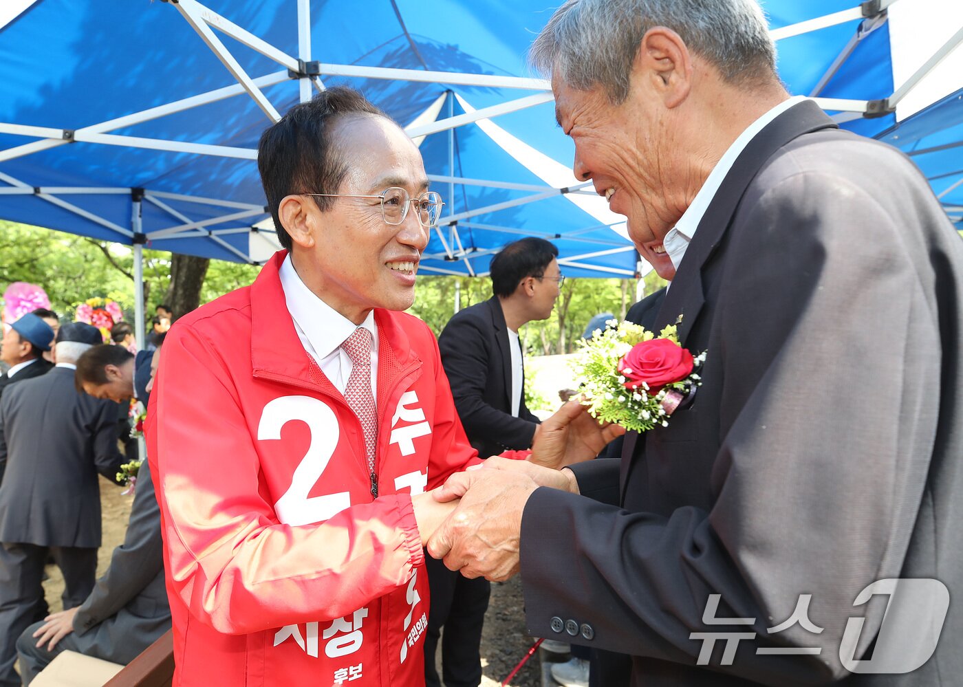 본문 이미지 - 추경호 국민의힘 대구시장 후보가 1일 오전 대구 동구 망우당공원에서 열린 의병의 날 기념행사에 참석해 지역 어르신과 인사를 나누고 있다. 2026.6.1 ⓒ 뉴스1 공정식 기자