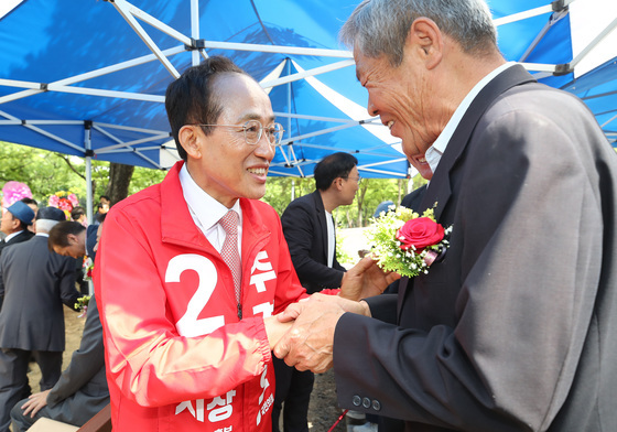 어르신 손잡고 인사하는 추경호