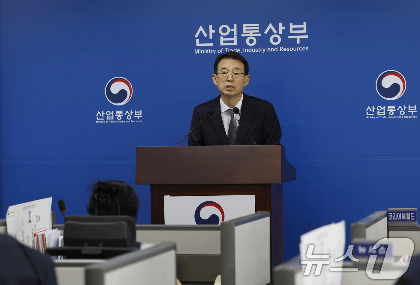 (서울=뉴스1) = 강감찬 산업통상부 무역투자실장이 1일 오전 정부세종청사 산업부 기자실에서 5월 수출입 동향 브리핑을 하고 있다.산업통상부에 따르면 5월 수출은 전년 동월 대비 …