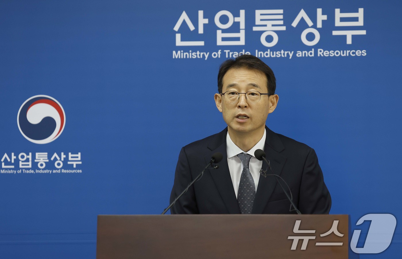 (서울=뉴스1) = 강감찬 산업통상부 무역투자실장이 1일 오전 정부세종청사 산업부 기자실에서 5월 수출입 동향 브리핑을 하고 있다.산업통상부에 따르면 5월 수출은 전년 동월 대비 …