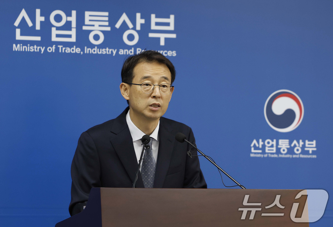 (서울=뉴스1) = 강감찬 산업통상부 무역투자실장이 1일 오전 정부세종청사 산업부 기자실에서 5월 수출입 동향 브리핑을 하고 있다.산업통상부에 따르면 5월 수출은 전년 동월 대비 …