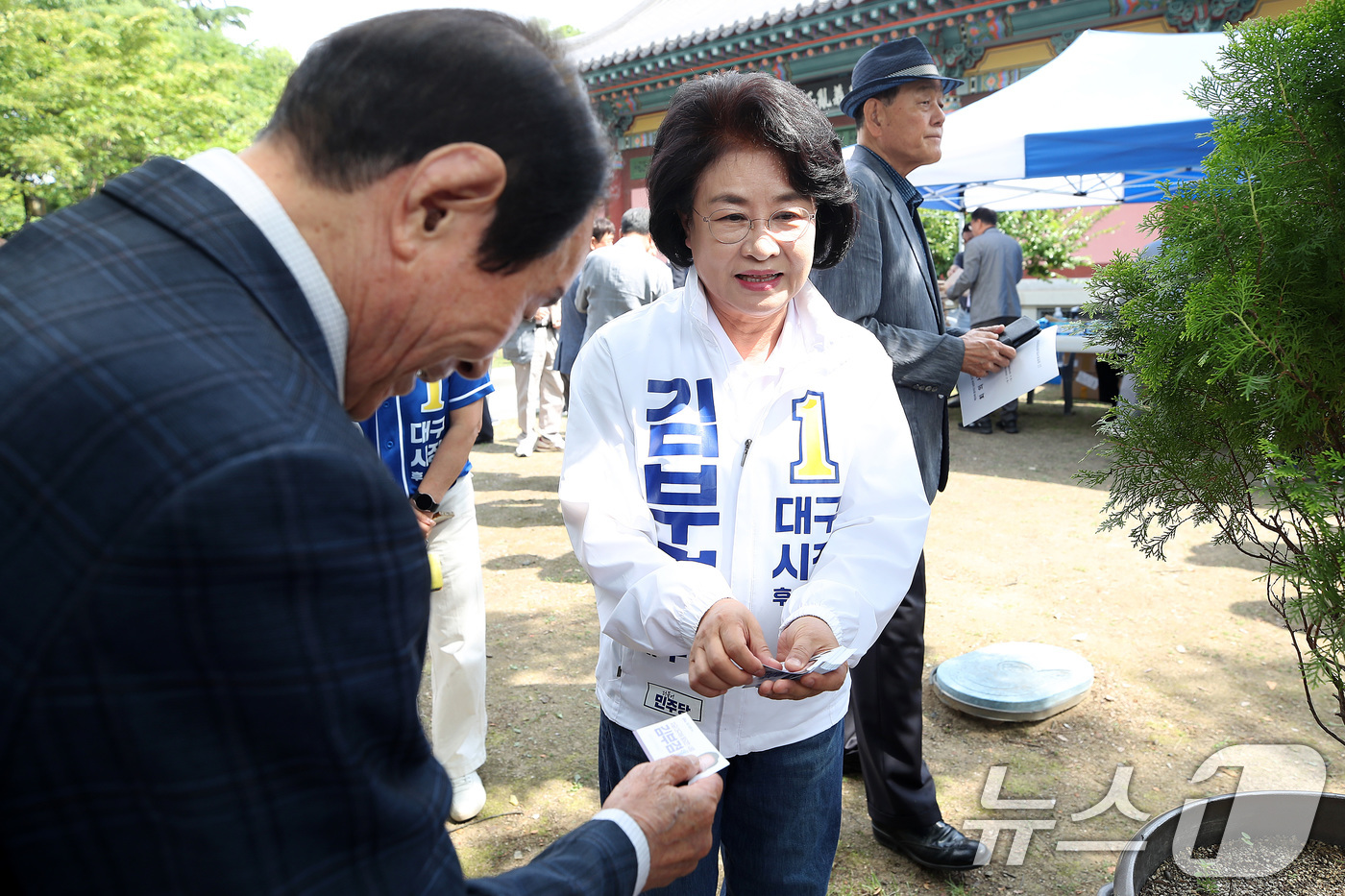 (대구=뉴스1) 공정식 기자 = 김부겸 더불어민주당 대구시장 후보 부인 이유미 씨가 1일 오전 대구 동구 망우당공원에서 열린 의병의 날 기념행사를 찾아 인사하고 있다. 2026.6 …