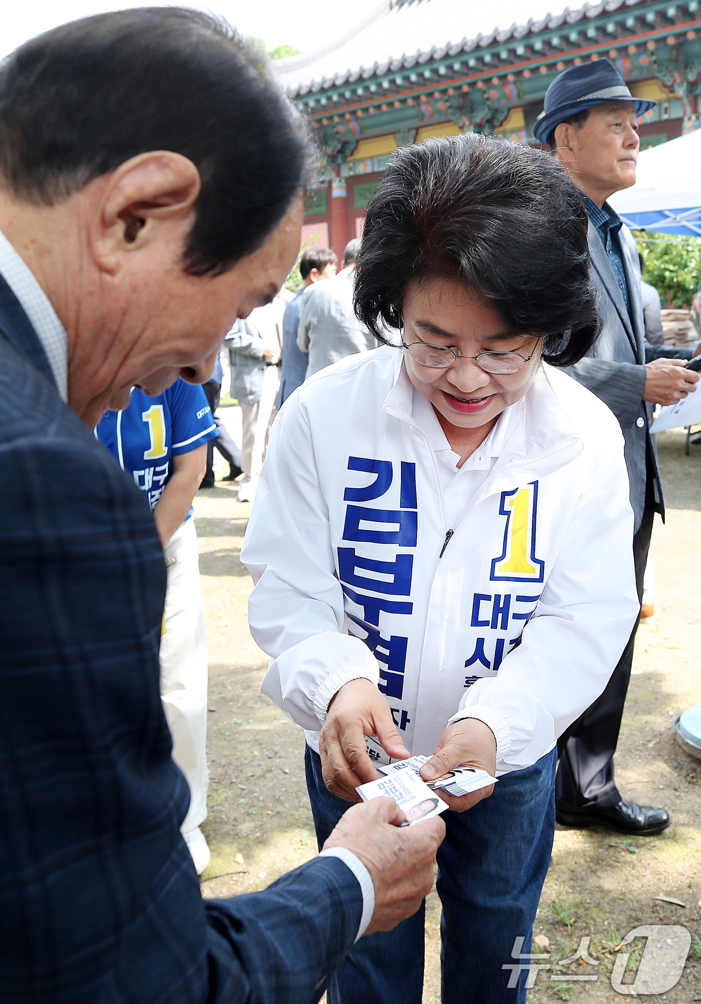 (대구=뉴스1) 공정식 기자 = 김부겸 더불어민주당 대구시장 후보 부인 이유미 씨가 1일 오전 대구 동구 망우당공원에서 열린 의병의 날 기념행사를 찾아 인사하고 있다. 2026.6 …