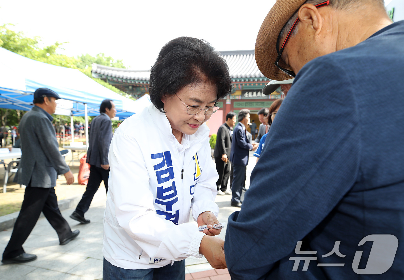 (대구=뉴스1) 공정식 기자 = 김부겸 더불어민주당 대구시장 후보 부인 이유미 씨가 1일 오전 대구 동구 망우당공원에서 열린 의병의 날 기념행사를 찾아 인사하고 있다. 2026.6 …