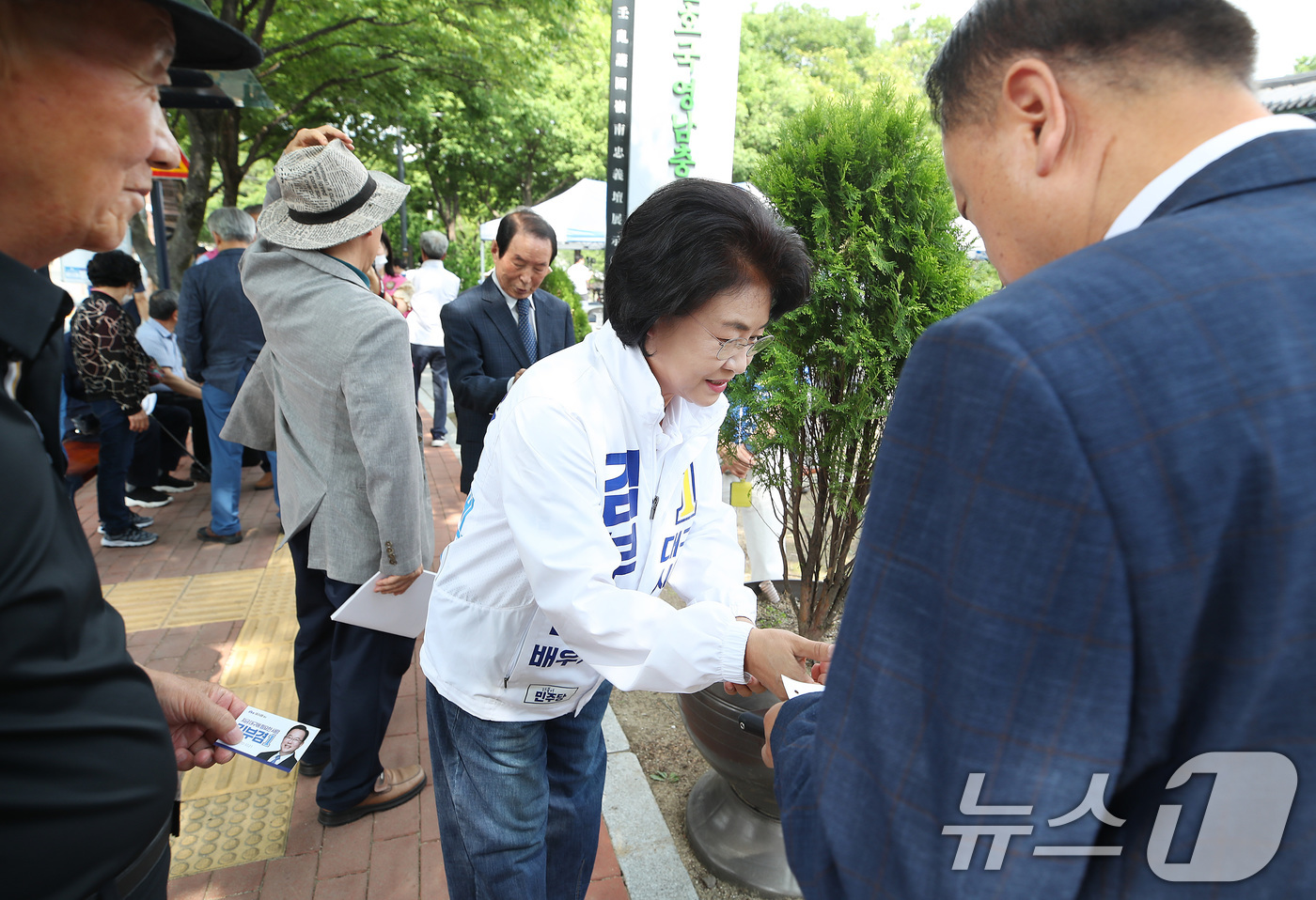 (대구=뉴스1) 공정식 기자 = 김부겸 더불어민주당 대구시장 후보 부인 이유미 씨가 1일 오전 대구 동구 망우당공원에서 열린 의병의 날 기념행사를 찾아 인사하고 있다. 2026.6 …