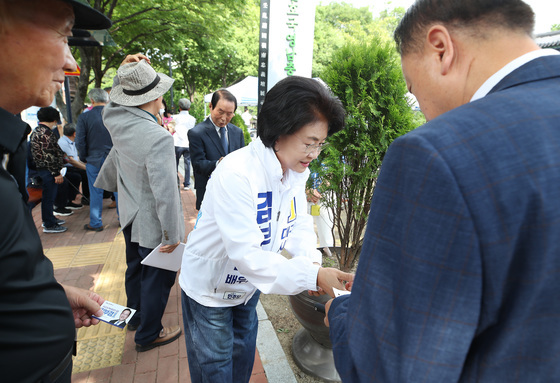 어르신께 인사하는 김부겸 후보 부인 이유미 씨