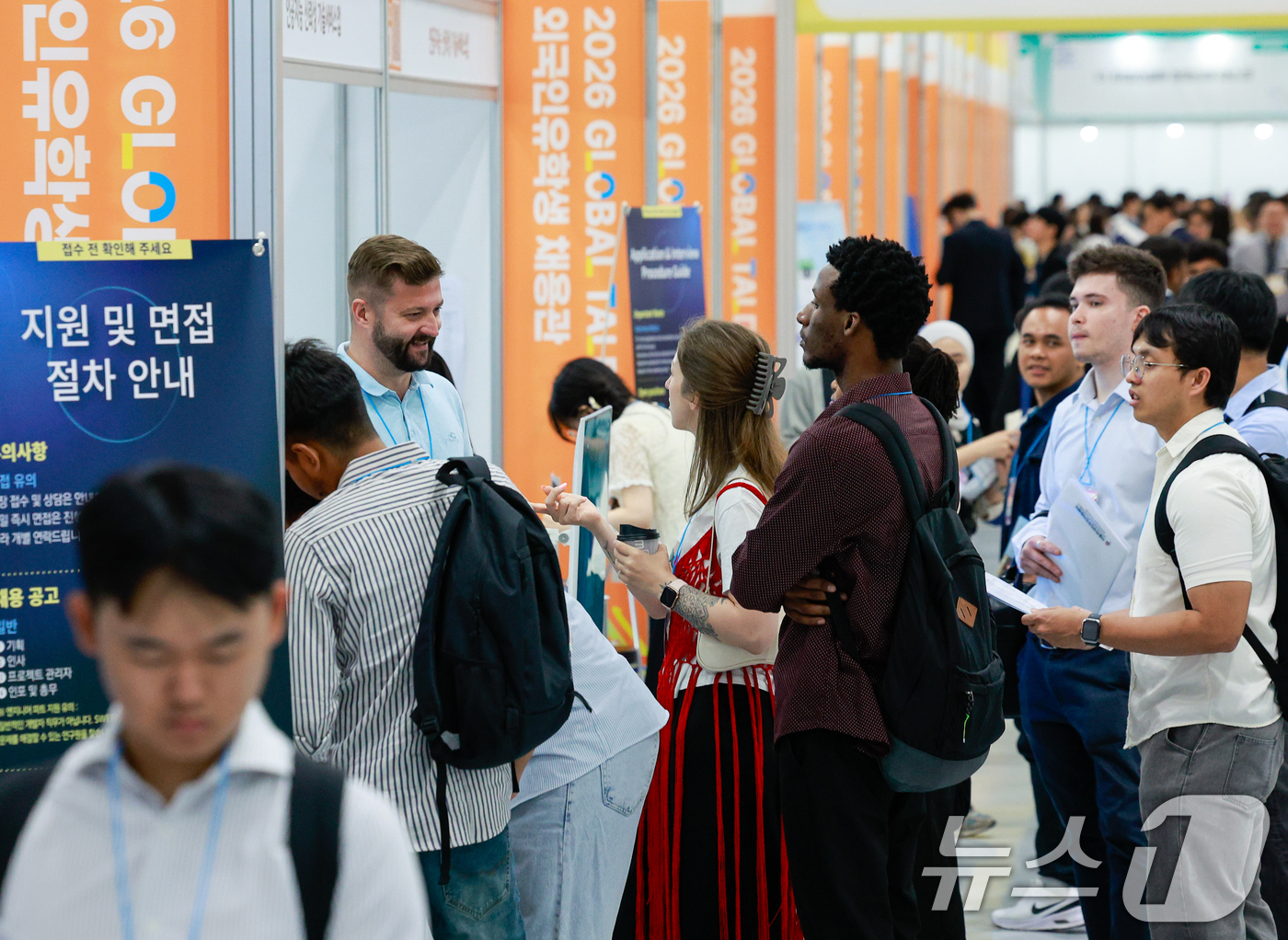 (서울=뉴스1) 안은나 기자 = 1일 서울 강남구 코엑스에서 열린 2026 글로벌 탤런트 페어가 외국인 유학생 등 구직자들로 북적이고 있다.이번 행사는 외국인투자기업채용박람회, 글 …