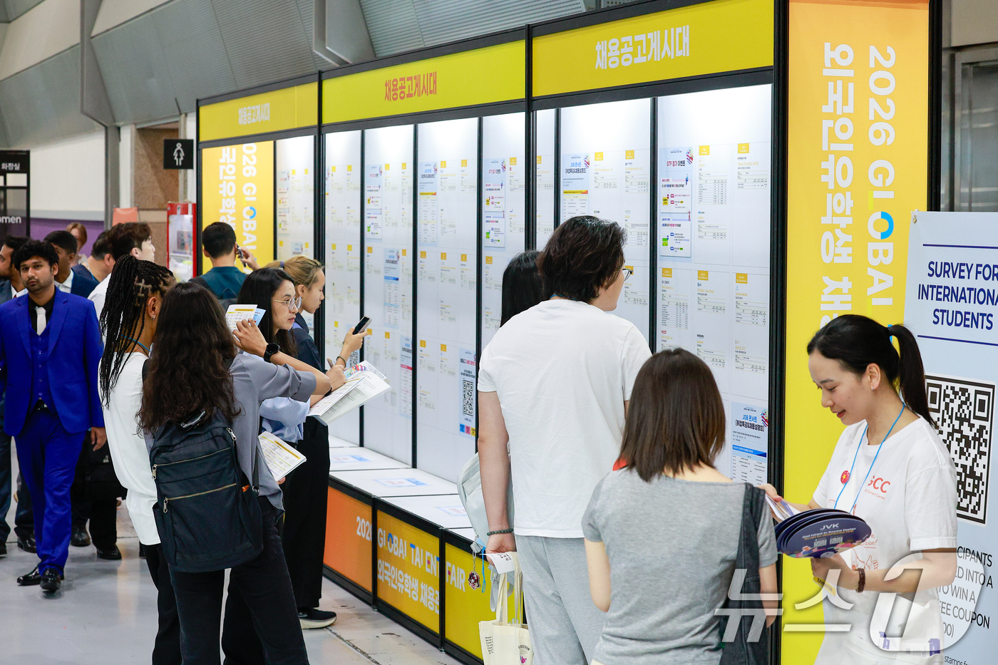 (서울=뉴스1) 안은나 기자 = 1일 서울 강남구 코엑스에서 열린 2026 글로벌 탤런트 페어에서 외국인 유학생 등 구직자들이 채용공고를 보고 있다.이번 행사는 외국인투자기업채용박 …