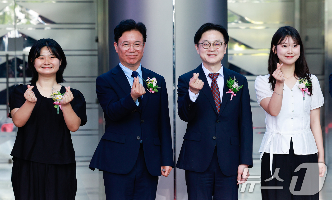 (서울=뉴스1) 안은나 기자 = 김정관 산업통상부 장관과 김영훈 고용노동부 장관이 1일 서울 강남구 코엑스에서 열린 2026 글로벌 탤런트 페어 개막식에 참석해 기념 촬영을 하고 …