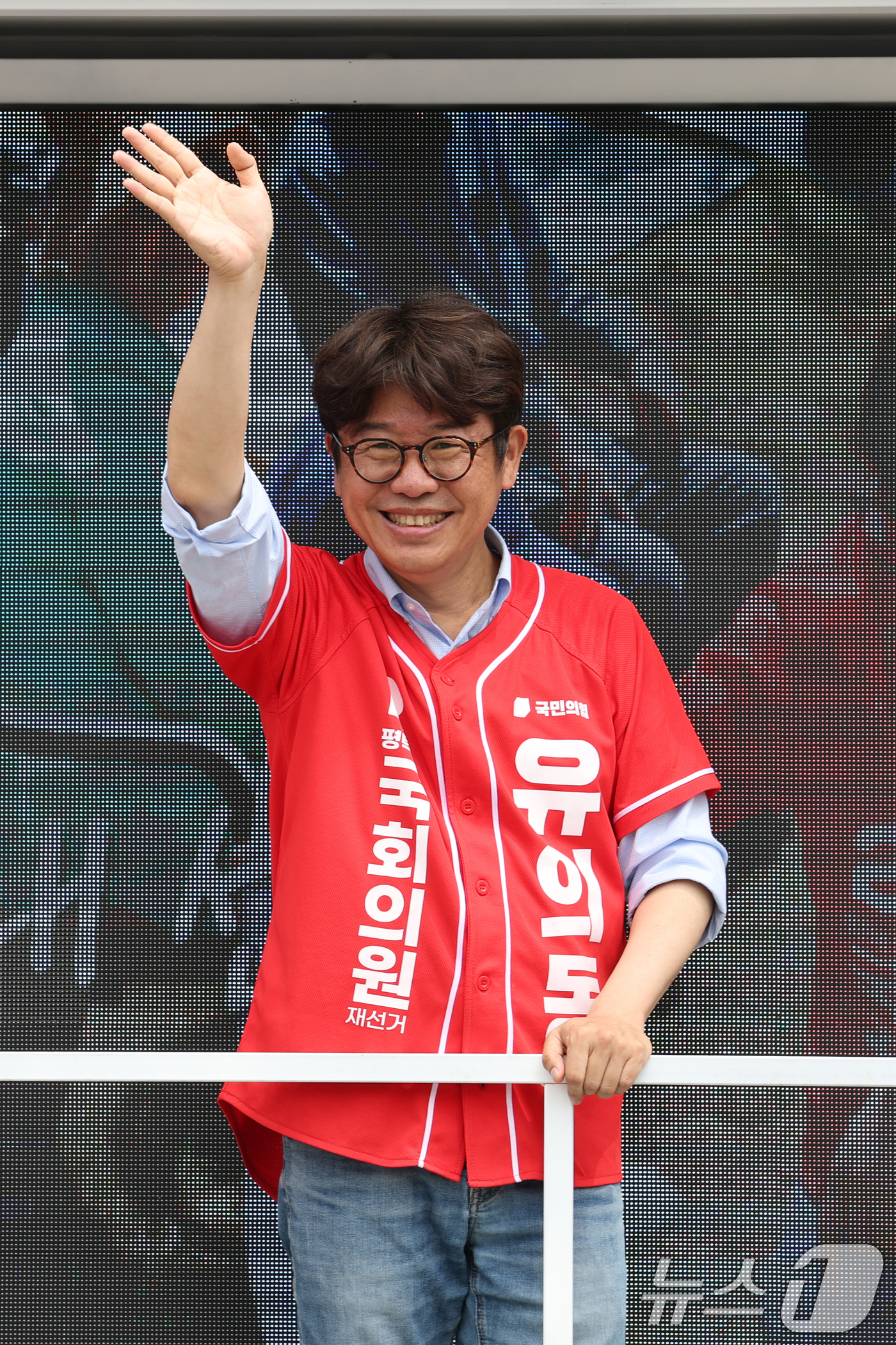 (평택=뉴스1) 김영운 기자 = 유의동 국민의힘 경기 팽택시을 국회의원 후보가 1일 경기 평택시 안중읍 안중시장을 찾아 시민들에게 지지를 호소하고 있다. 2026.6.1/뉴스1