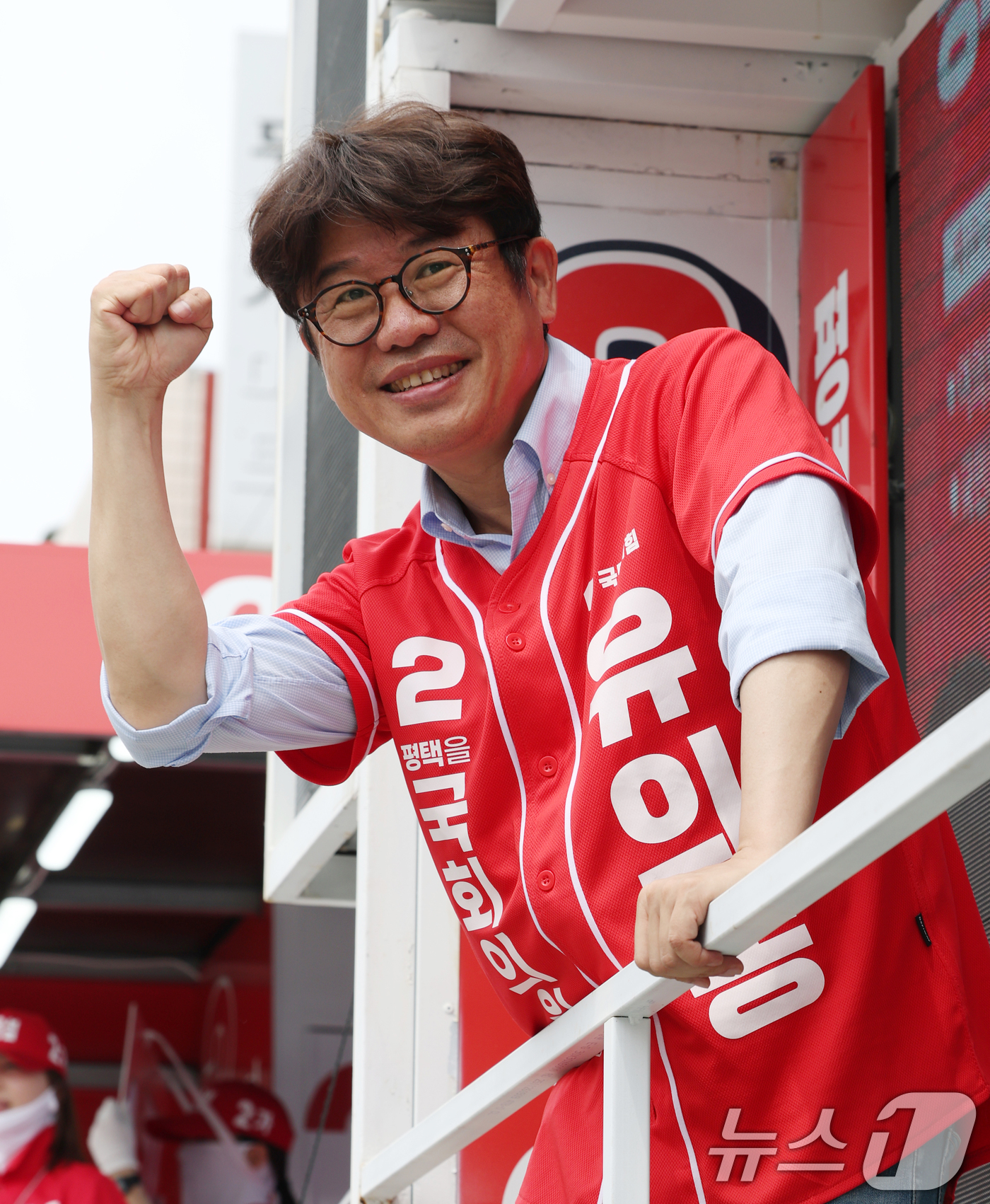 (평택=뉴스1) 김영운 기자 = 유의동 국민의힘 경기 팽택시을 국회의원 후보가 1일 경기 평택시 안중읍 안중시장을 찾아 시민들에게 지지를 호소하고 있다. 2026.6.1/뉴스1
