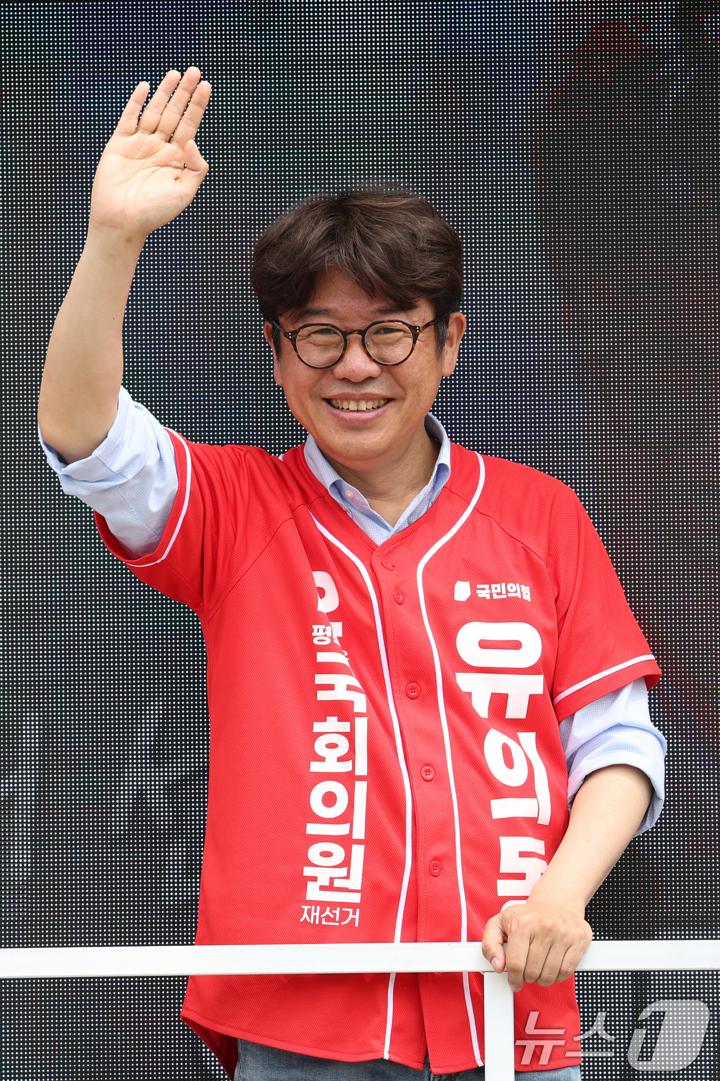 (평택=뉴스1) 김영운 기자 = 유의동 국민의힘 경기 팽택시을 국회의원 후보가 1일 경기 평택시 안중읍 안중시장을 찾아 시민들에게 지지를 호소하고 있다. 2026.6.1/뉴스1