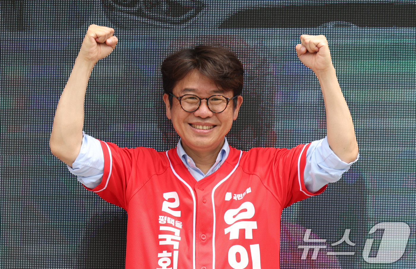 (평택=뉴스1) 김영운 기자 = 유의동 국민의힘 경기 팽택시을 국회의원 후보가 1일 경기 평택시 안중읍 안중시장을 찾아 시민들에게 지지를 호소하고 있다. 2026.6.1/뉴스1
