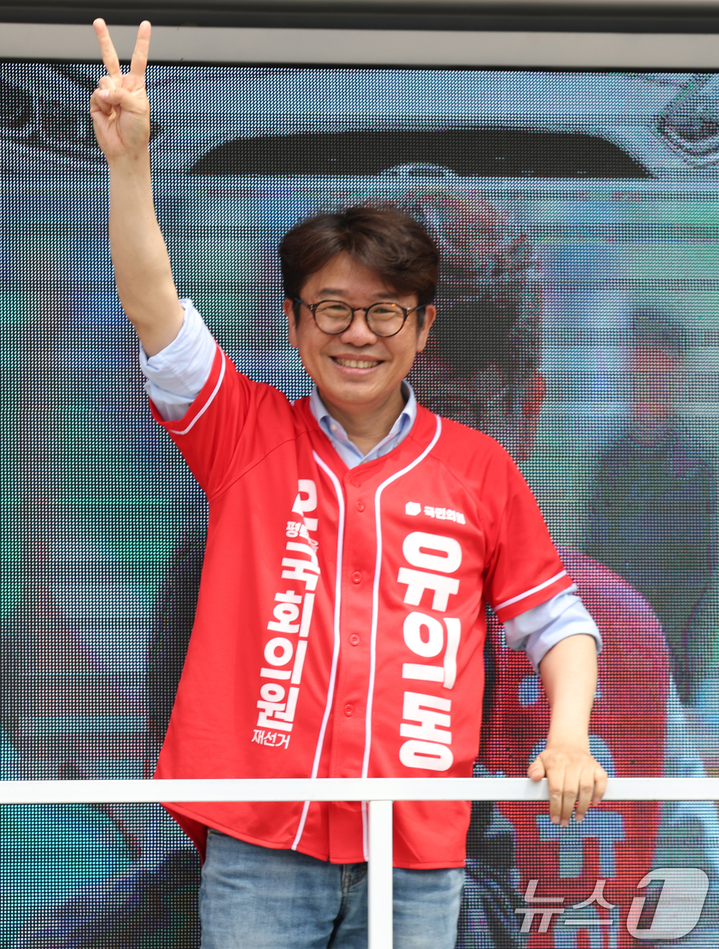 (평택=뉴스1) 김영운 기자 = 유의동 국민의힘 경기 팽택시을 국회의원 후보가 1일 경기 평택시 안중읍 안중시장을 찾아 시민들에게 지지를 호소하고 있다. 2026.6.1/뉴스1