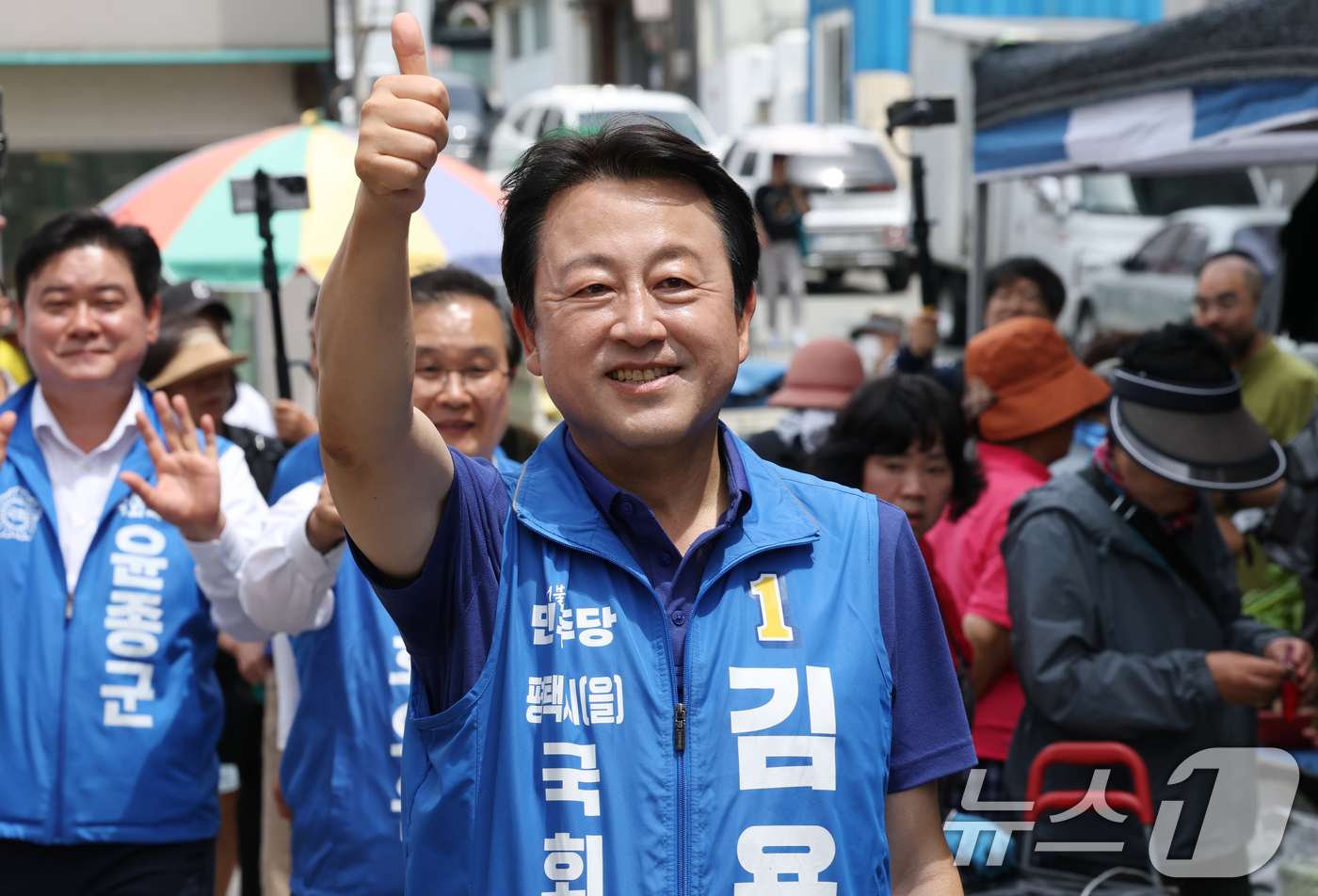 (평택=뉴스1) 김영운 기자 = 김용남 더불어민주당 경기 팽택시을 국회의원 후보가 1일 경기 평택시 안중읍 안중시장을 찾아 시민들에게 지지를 호소하고 있다. 2026.6.1/뉴스1 …