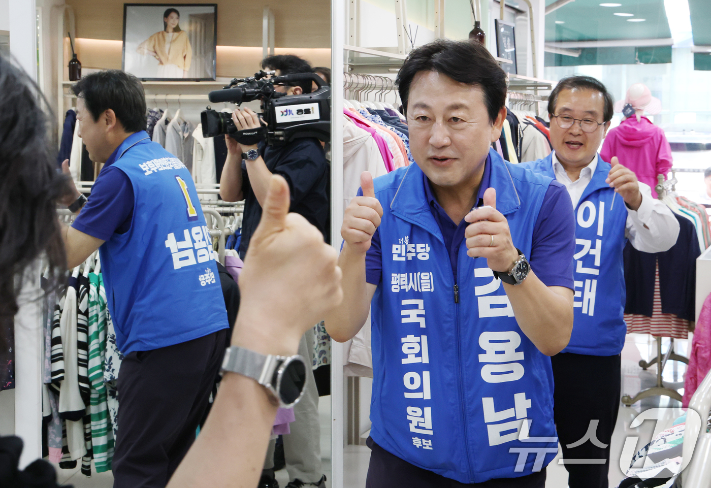 (평택=뉴스1) 김영운 기자 = 김용남 더불어민주당 경기 팽택시을 국회의원 후보가 1일 경기 평택시 안중읍 안중시장을 찾아 시민들에게 지지를 호소하고 있다. 2026.6.1/뉴스1 …