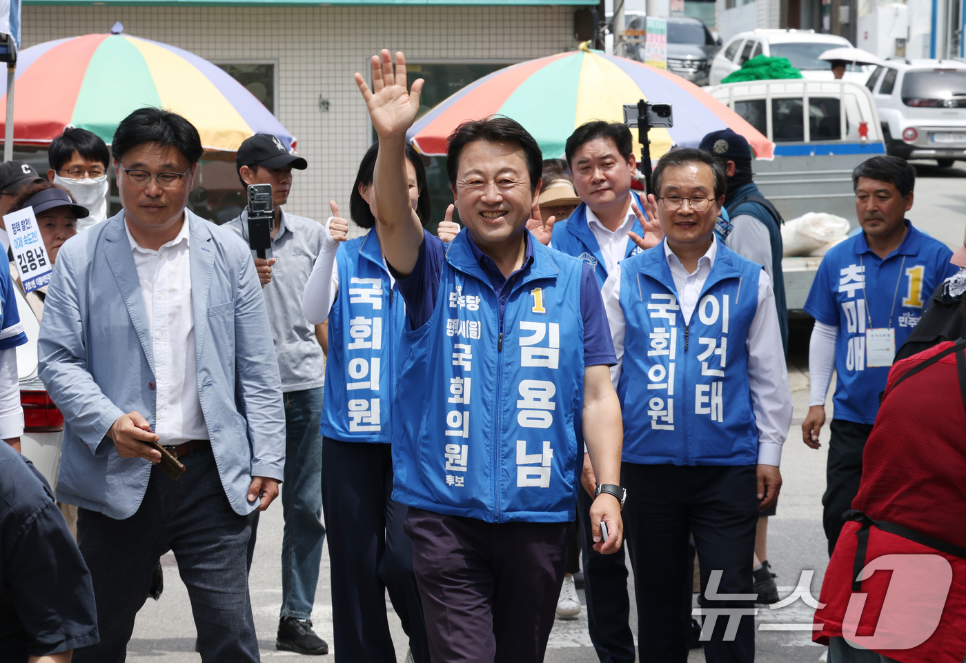 (평택=뉴스1) 김영운 기자 = 김용남 더불어민주당 경기 팽택시을 국회의원 후보가 1일 경기 평택시 안중읍 안중시장을 찾아 시민들에게 지지를 호소하고 있다. 2026.6.1/뉴스1 …