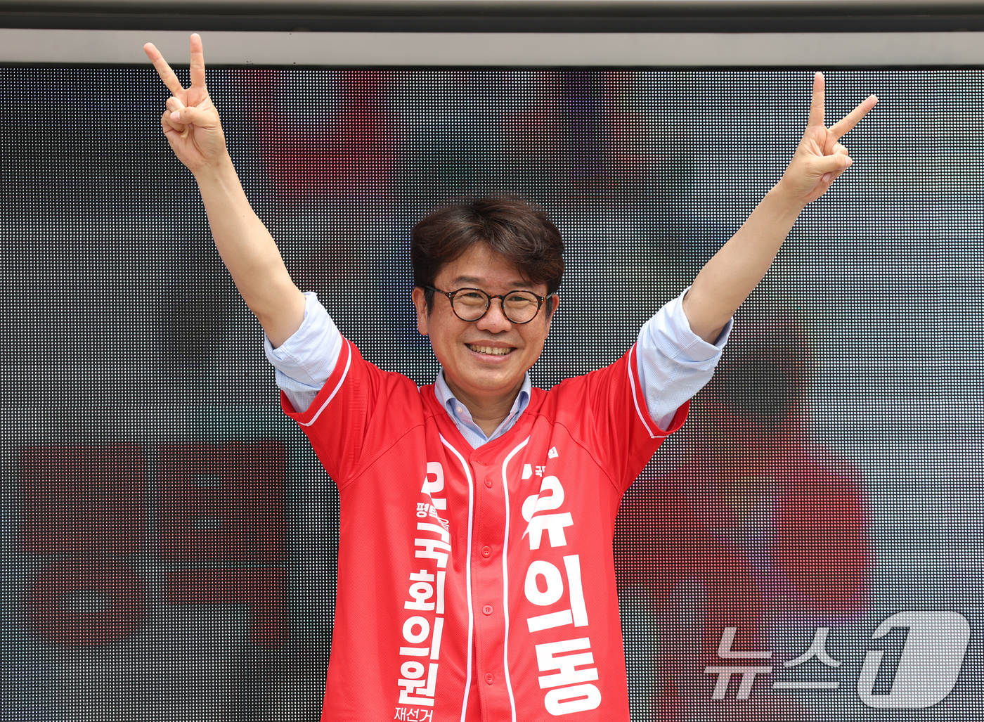 (평택=뉴스1) 김영운 기자 = 유의동 국민의힘 경기 팽택시을 국회의원 후보가 1일 경기 평택시 안중읍 안중시장을 찾아 시민들에게 지지를 호소하고 있다. 2026.6.1/뉴스1