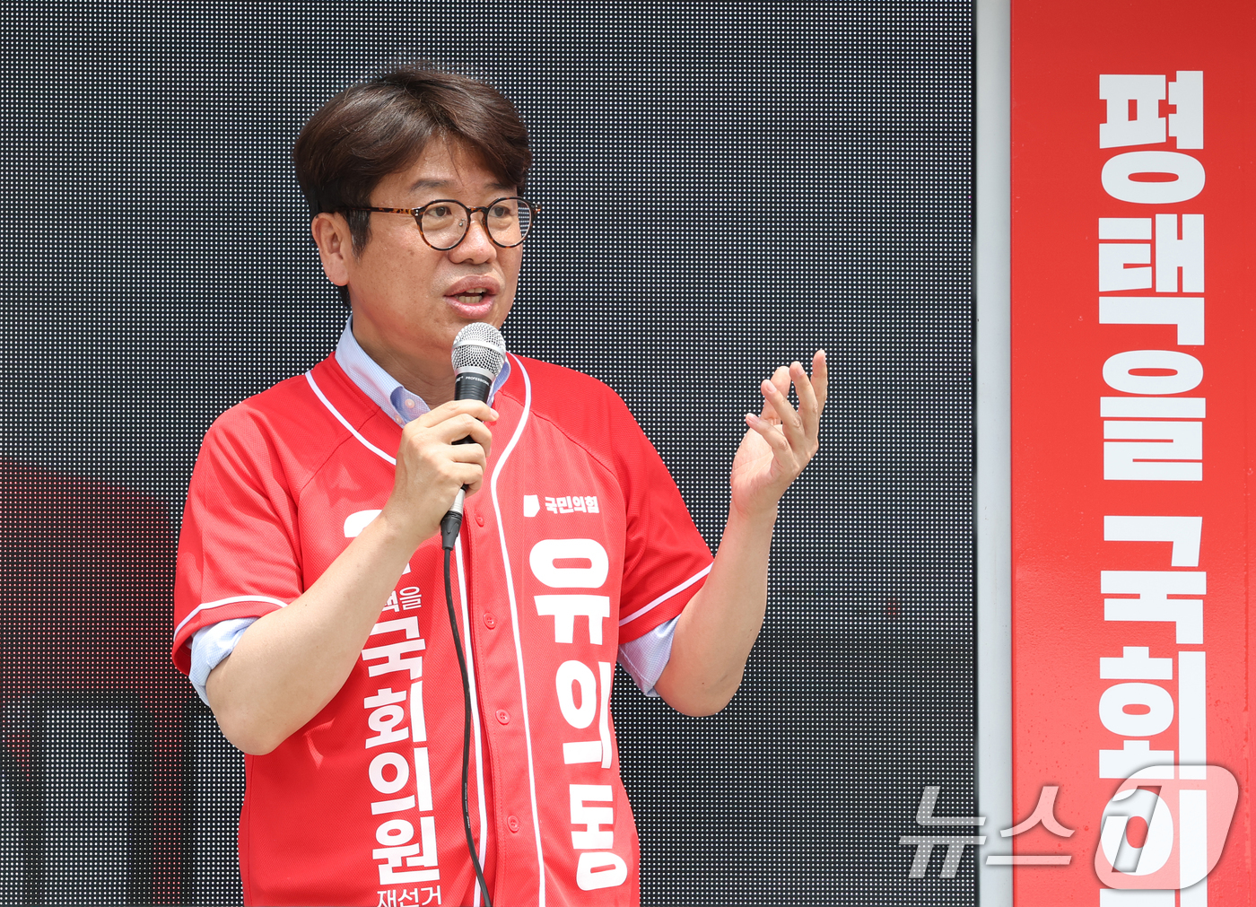 (평택=뉴스1) 김영운 기자 = 유의동 국민의힘 경기 팽택시을 국회의원 후보가 1일 경기 평택시 안중읍 안중시장을 찾아 시민들에게 지지를 호소하고 있다. 2026.6.1/뉴스1
