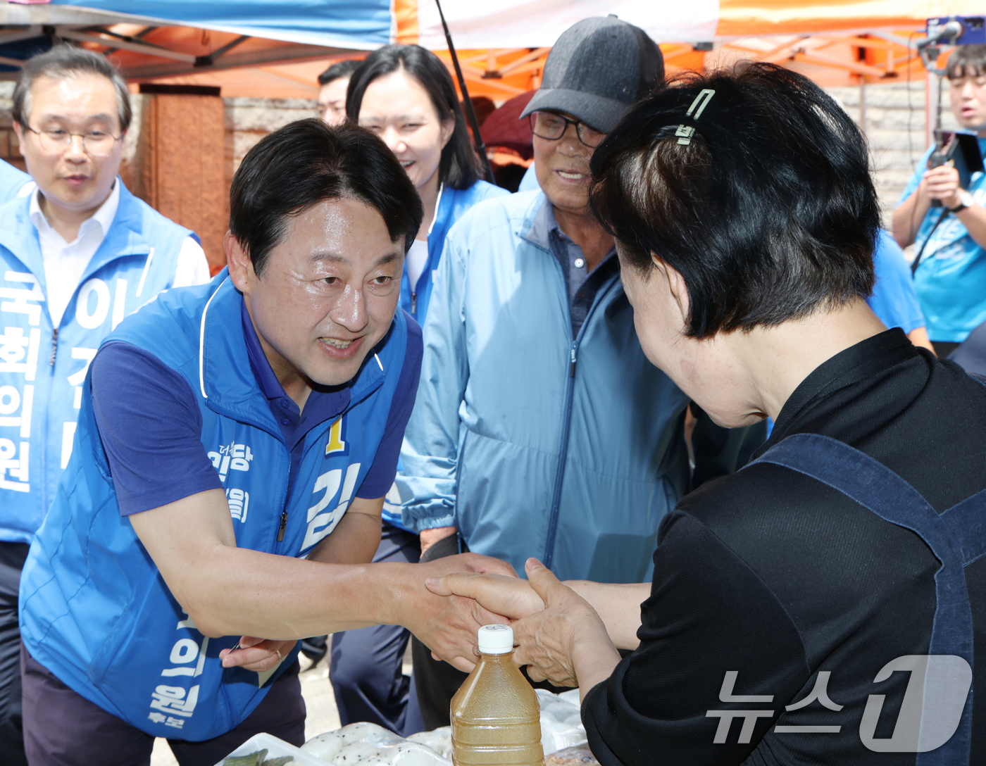 (평택=뉴스1) 김영운 기자 = 김용남 더불어민주당 경기 팽택시을 국회의원 후보가 1일 경기 평택시 안중읍 안중시장을 찾아 시민들에게 지지를 호소하고 있다. 2026.6.1/뉴스1 …