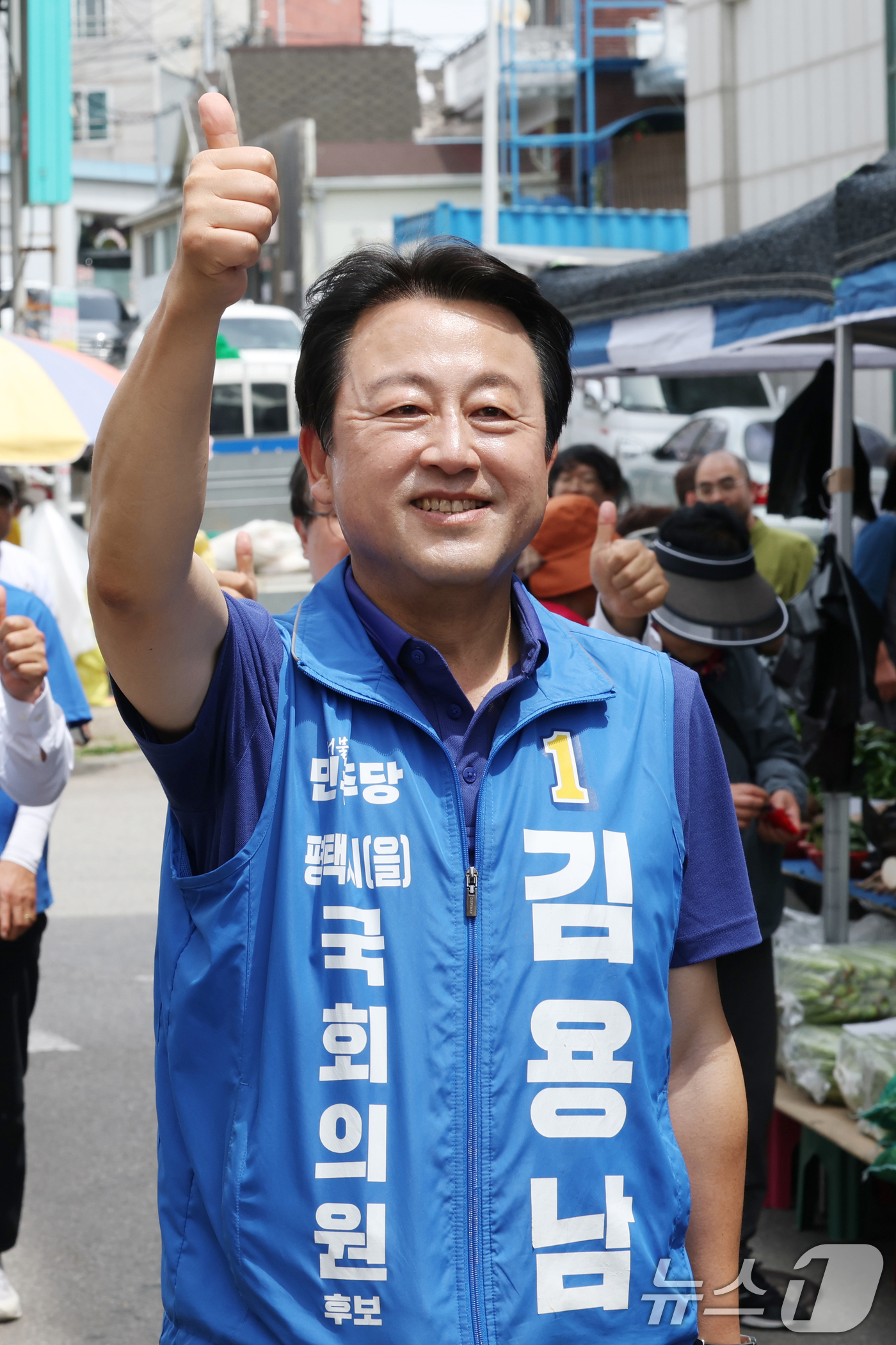 (평택=뉴스1) 김영운 기자 = 김용남 더불어민주당 경기 팽택시을 국회의원 후보가 1일 경기 평택시 안중읍 안중시장을 찾아 시민들에게 지지를 호소하고 있다. 2026.6.1/뉴스1 …