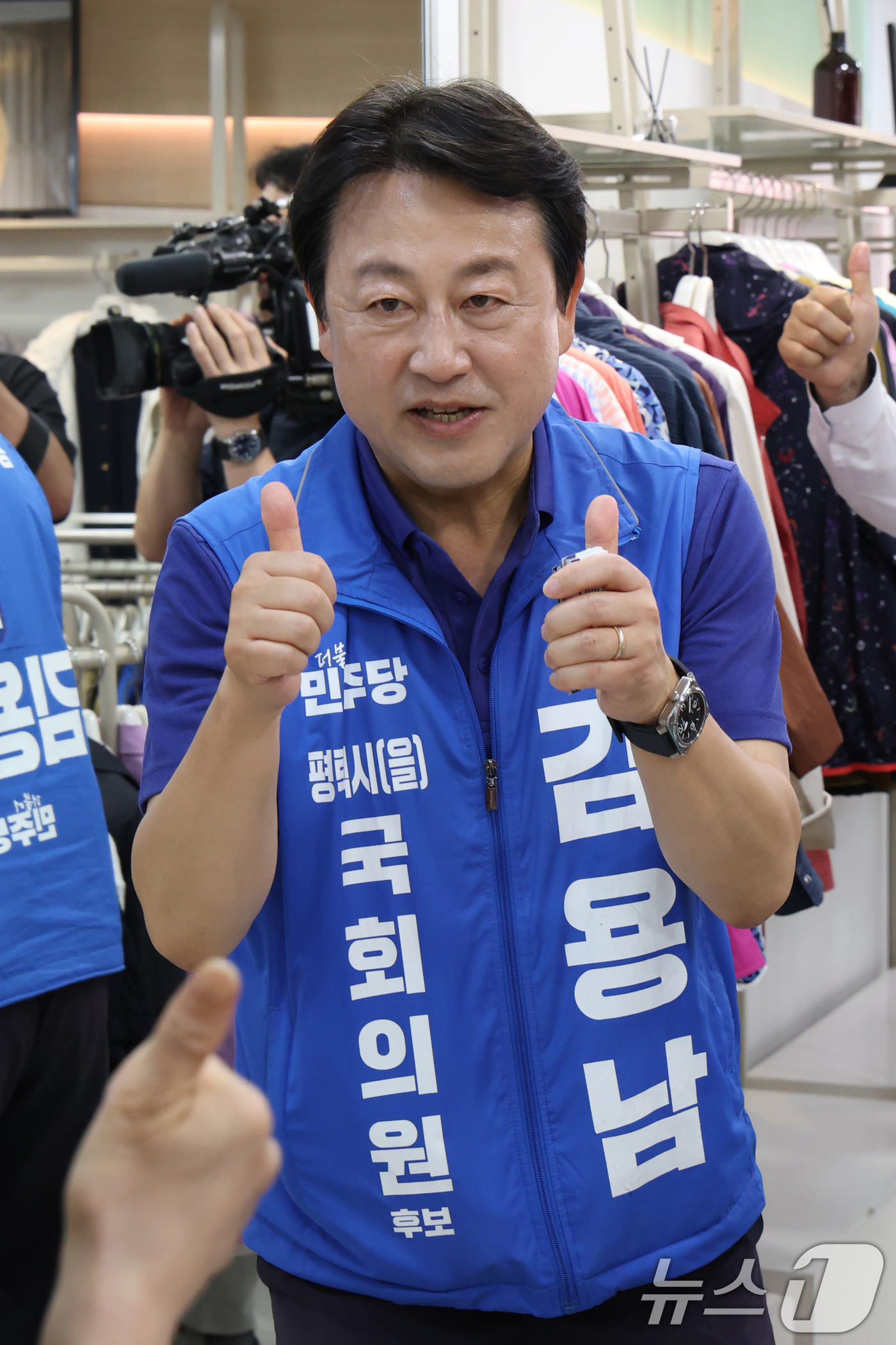 (평택=뉴스1) 김영운 기자 = 김용남 더불어민주당 경기 팽택시을 국회의원 후보가 1일 경기 평택시 안중읍 안중시장을 찾아 시민들에게 지지를 호소하고 있다. 2026.6.1/뉴스1 …