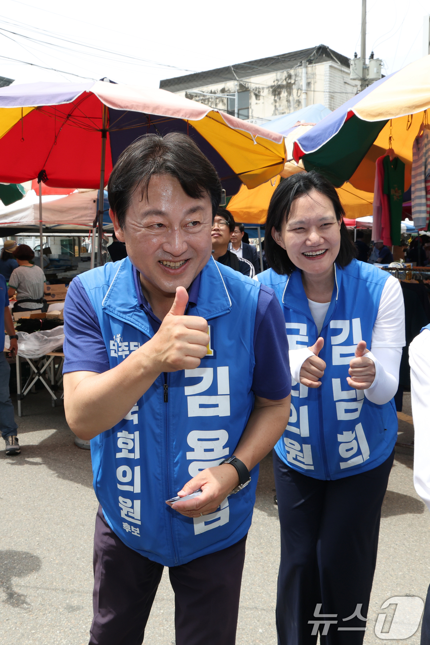 (평택=뉴스1) 김영운 기자 = 김용남 더불어민주당 경기 팽택시을 국회의원 후보가 1일 경기 평택시 안중읍 안중시장을 찾아 시민들에게 지지를 호소하고 있다. 2026.6.1/뉴스1 …
