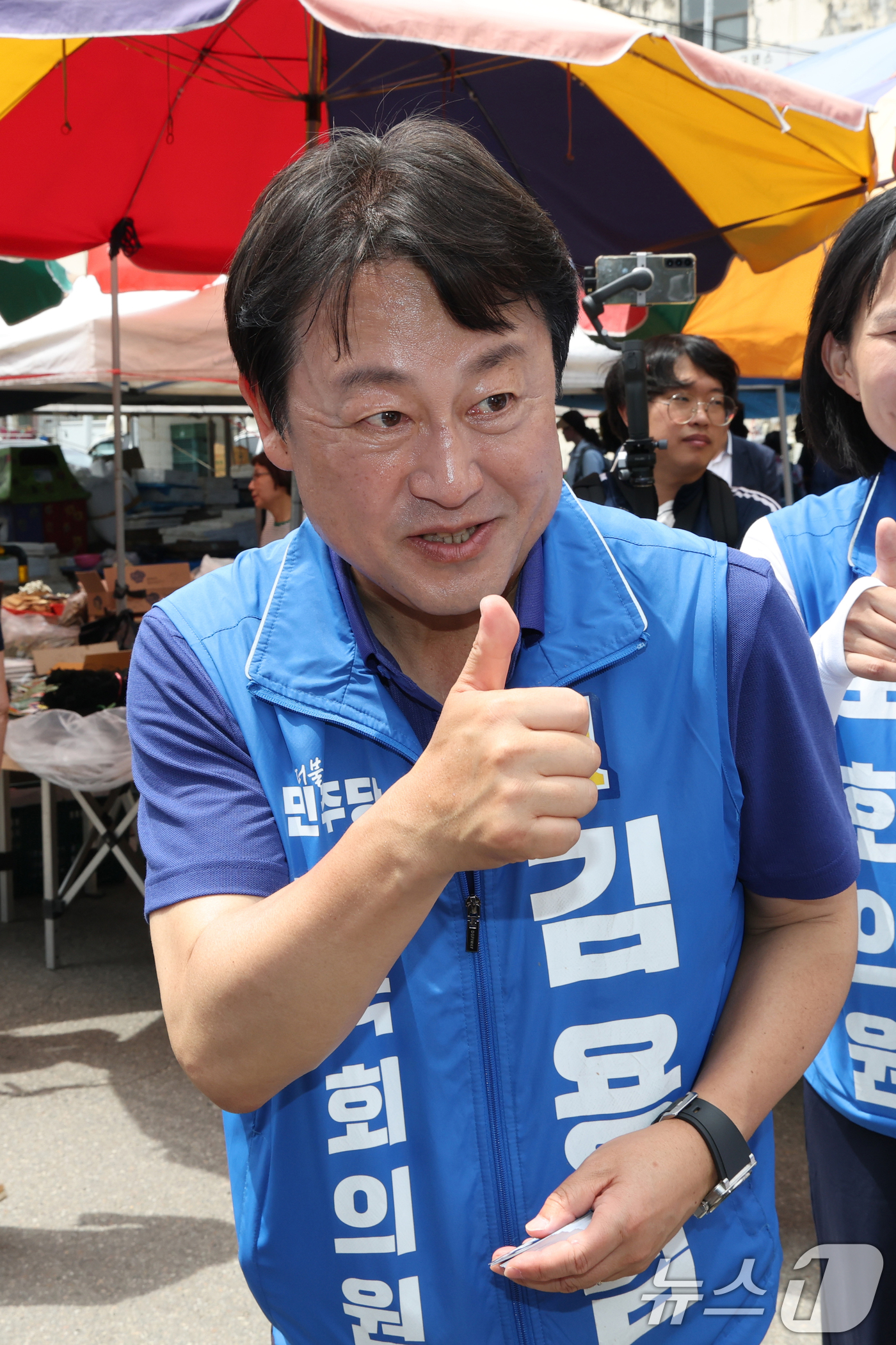 (평택=뉴스1) 김영운 기자 = 김용남 더불어민주당 경기 팽택시을 국회의원 후보가 1일 경기 평택시 안중읍 안중시장을 찾아 시민들에게 지지를 호소하고 있다. 2026.6.1/뉴스1 …