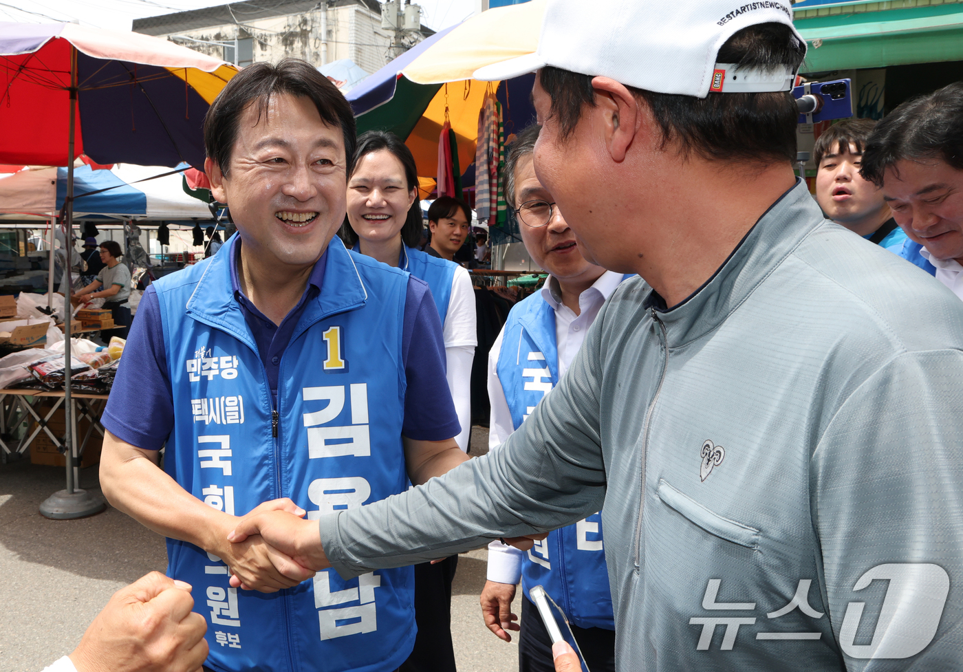 (평택=뉴스1) 김영운 기자 = 김용남 더불어민주당 경기 팽택시을 국회의원 후보가 1일 경기 평택시 안중읍 안중시장을 찾아 시민들에게 지지를 호소하고 있다. 2026.6.1/뉴스1 …