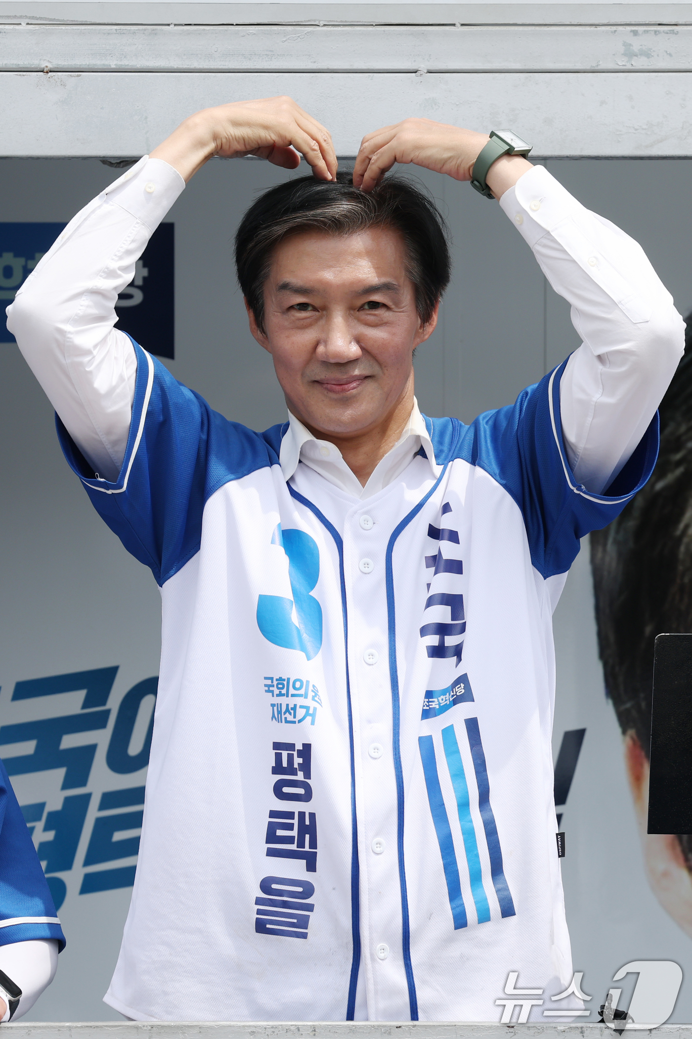 (평택=뉴스1) 김영운 기자 = 조국 조국혁신당 경기 팽택시을 국회의원 후보가 1일 경기 평택시 안중읍 안중시장을 찾아 시민들에게 지지를 호소하고 있다. 2026.6.1/뉴스1
