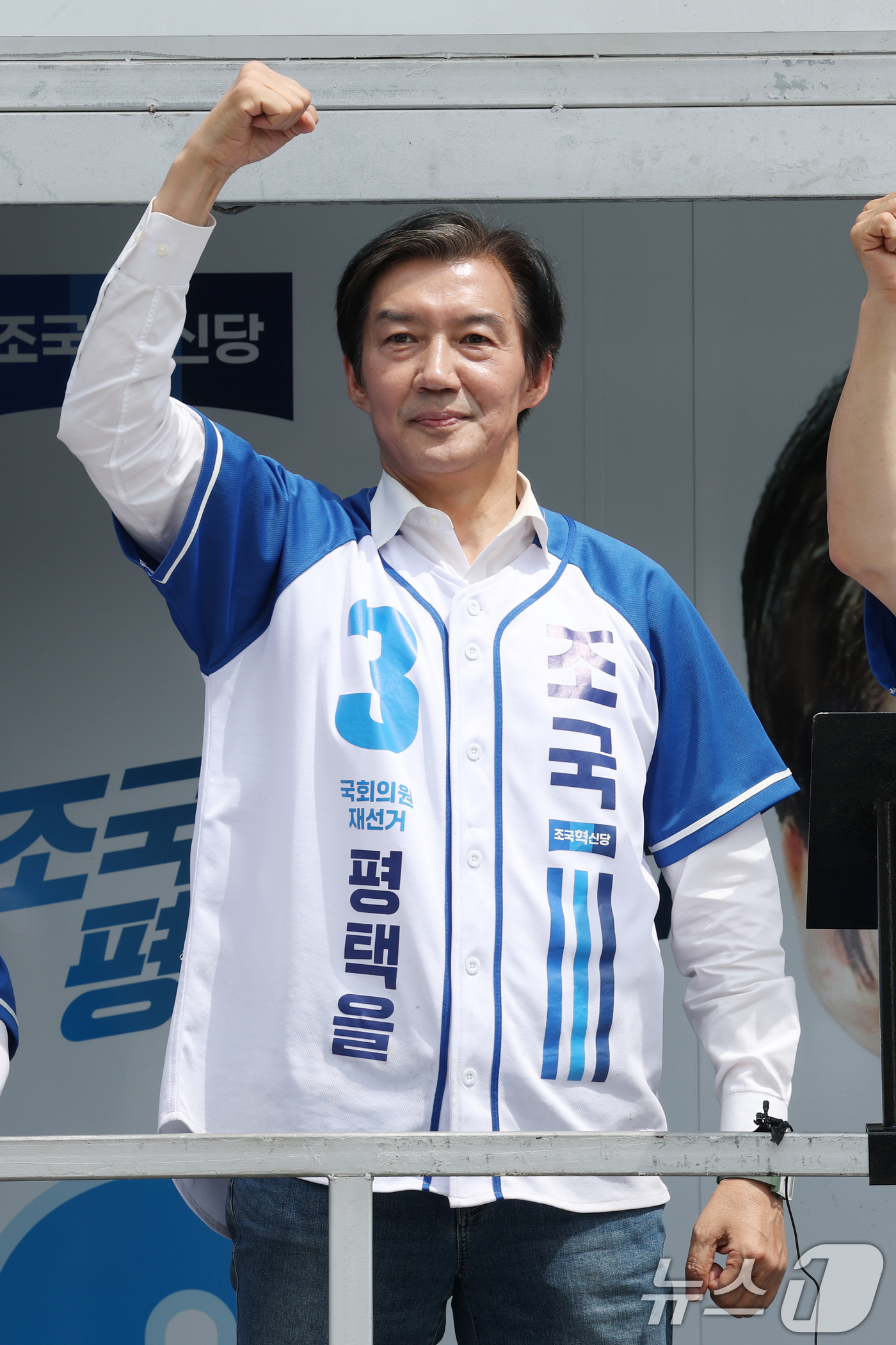 (평택=뉴스1) 김영운 기자 = 조국 조국혁신당 경기 팽택시을 국회의원 후보가 1일 경기 평택시 안중읍 안중시장을 찾아 시민들에게 지지를 호소하고 있다. 2026.6.1/뉴스1