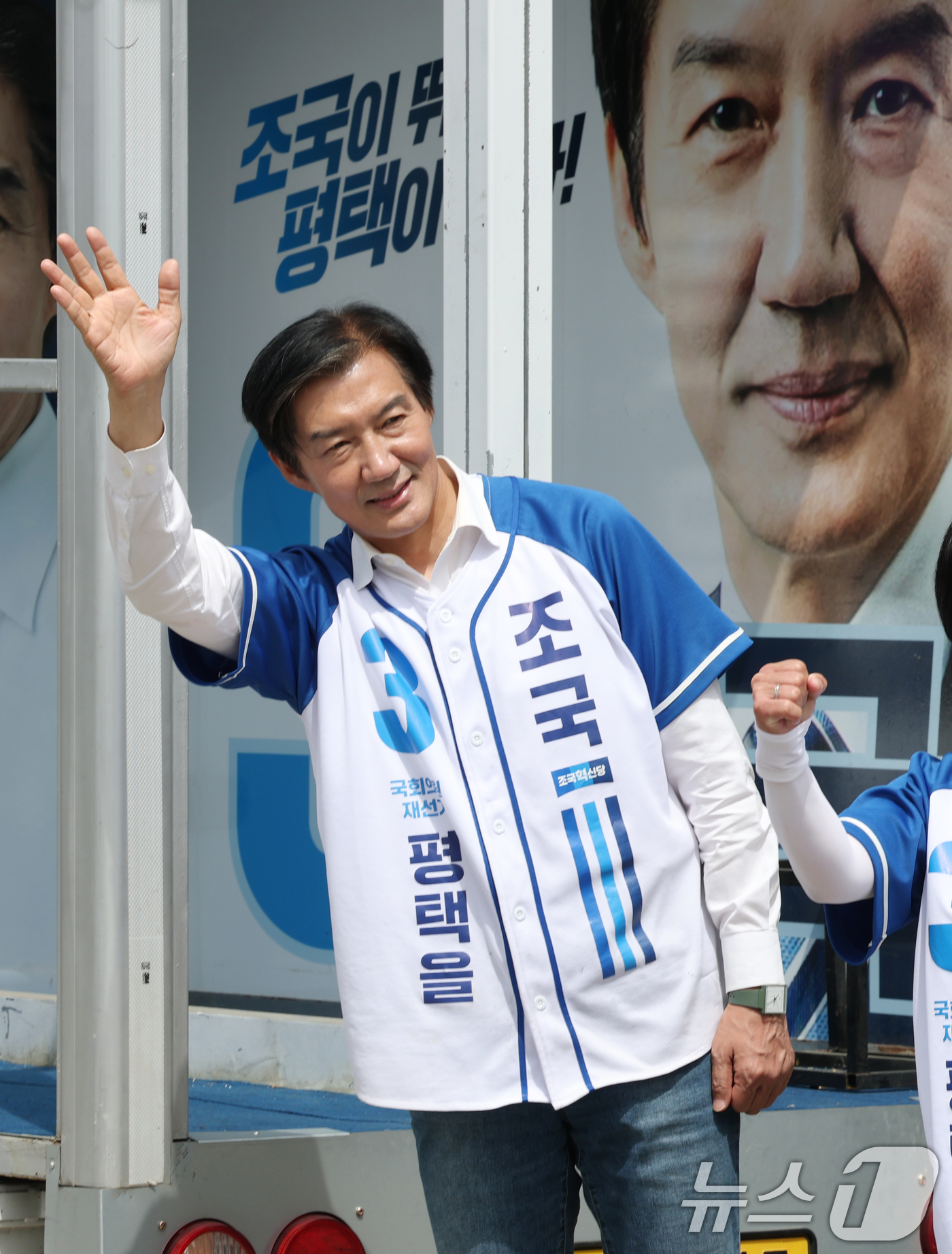 (평택=뉴스1) 김영운 기자 = 조국 조국혁신당 경기 팽택시을 국회의원 후보가 1일 경기 평택시 안중읍 안중시장을 찾아 시민들에게 지지를 호소하고 있다. 2026.6.1/뉴스1