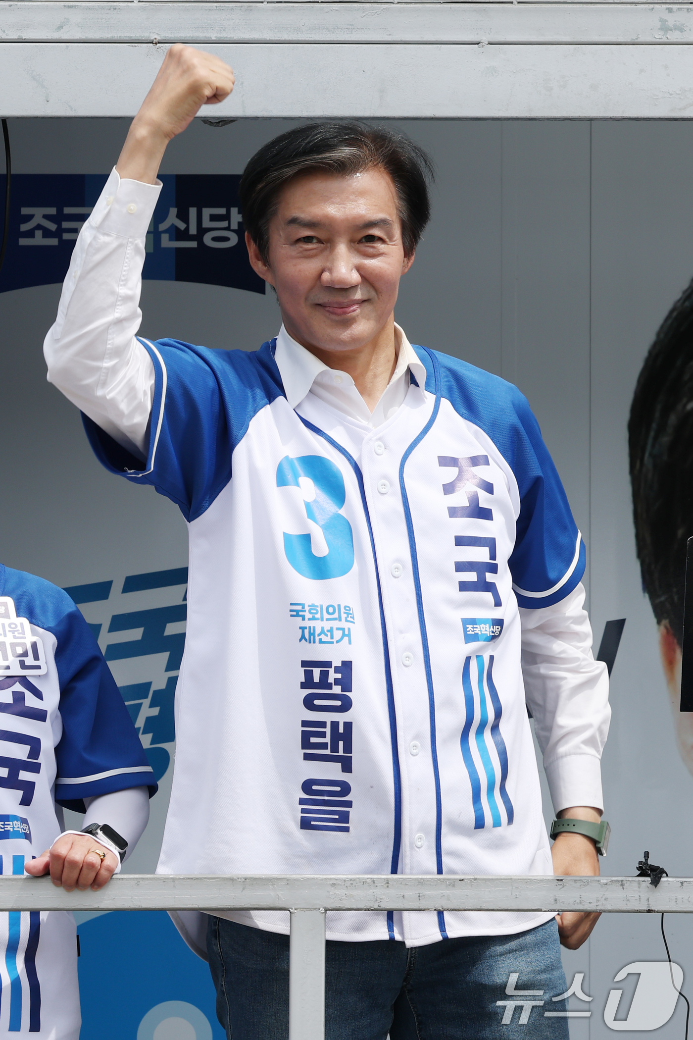 (평택=뉴스1) 김영운 기자 = 조국 조국혁신당 경기 팽택시을 국회의원 후보가 1일 경기 평택시 안중읍 안중시장을 찾아 시민들에게 지지를 호소하고 있다. 2026.6.1/뉴스1