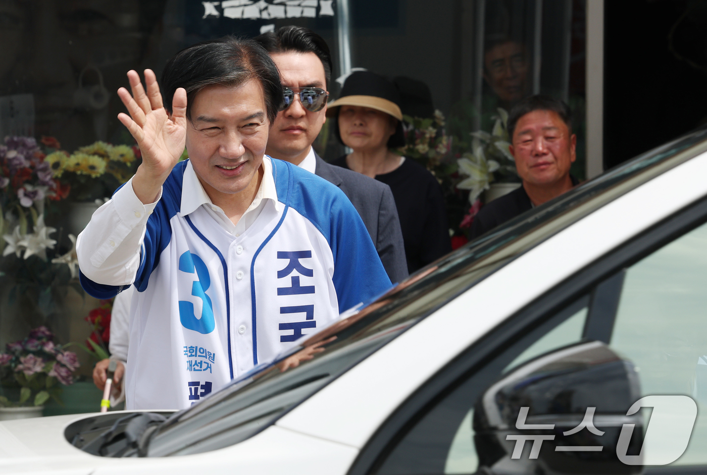 (평택=뉴스1) 김영운 기자 = 조국 조국혁신당 경기 팽택시을 국회의원 후보가 1일 경기 평택시 안중읍 안중시장을 찾아 시민들에게 지지를 호소하고 있다. 2026.6.1/뉴스1