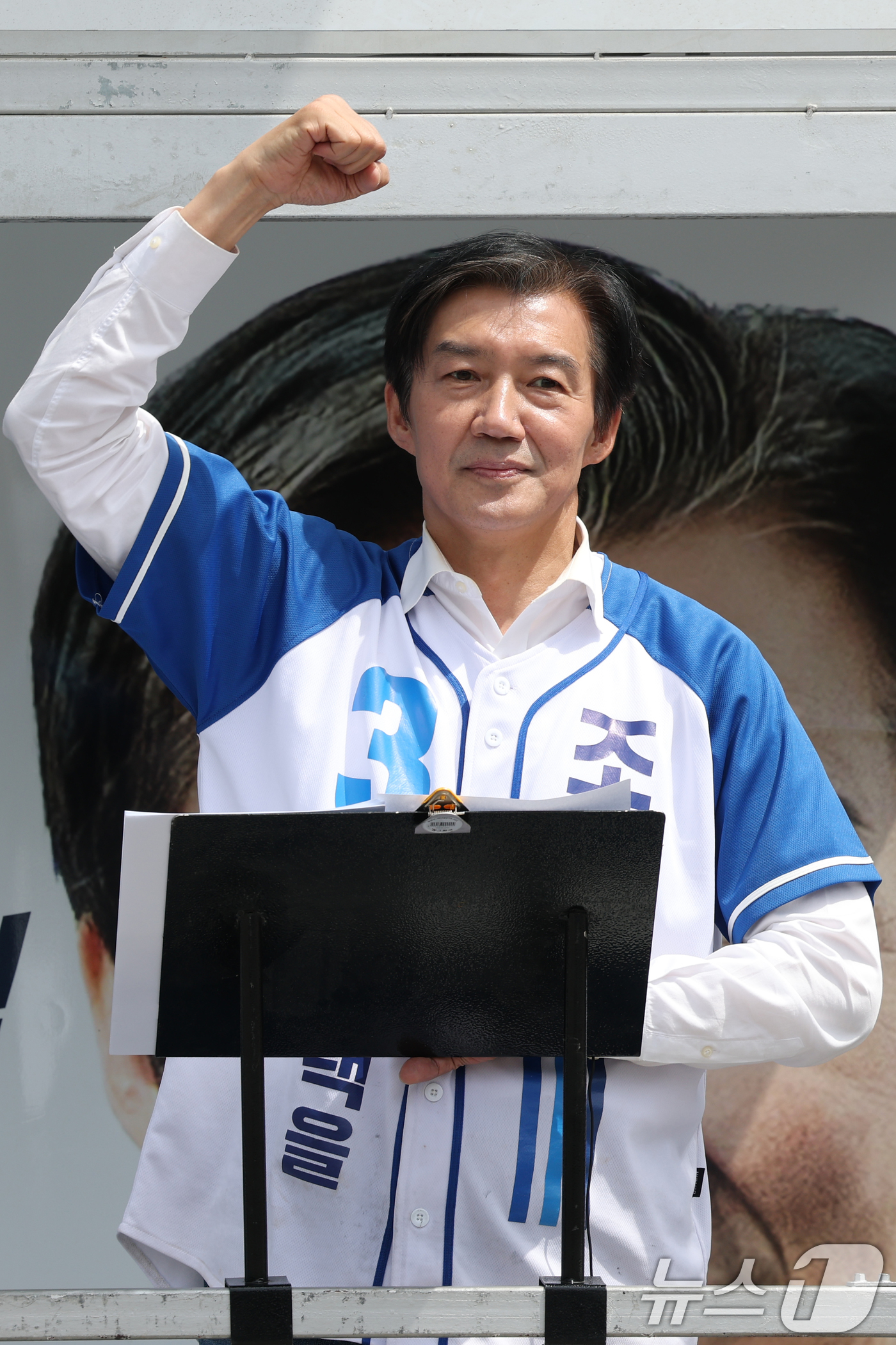 (평택=뉴스1) 김영운 기자 = 조국 조국혁신당 경기 팽택시을 국회의원 후보가 1일 경기 평택시 안중읍 안중시장을 찾아 시민들에게 지지를 호소하고 있다. 2026.6.1/뉴스1