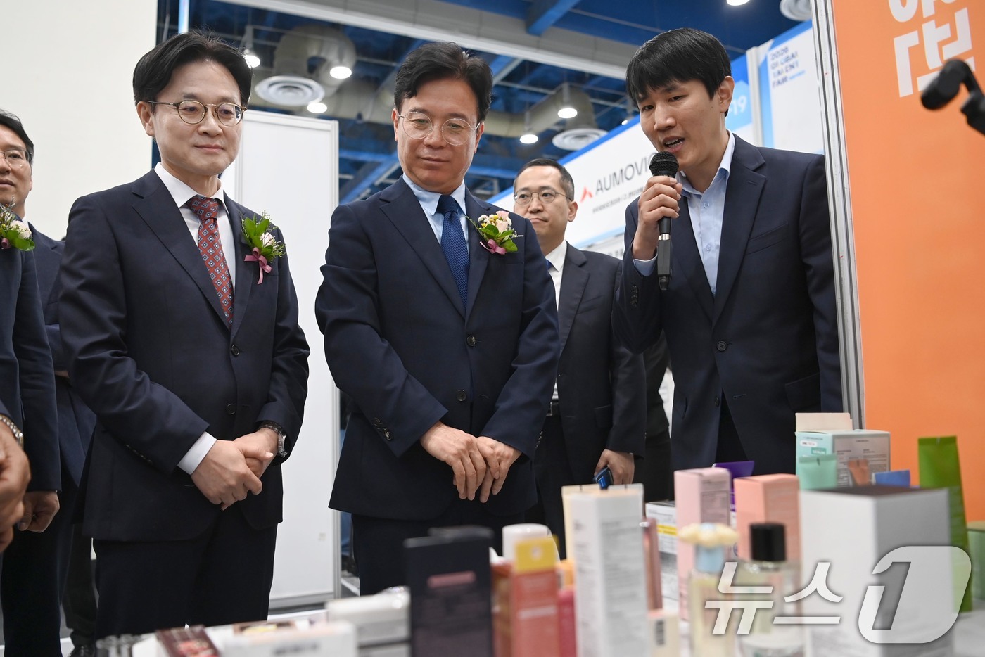 (서울=뉴스1) = 김정관 산업통상부 장관(왼쪽 첫 번째)이 1일 서울 강남구 삼성동 코엑스에서 열린 국내 최대 규모 글로벌 채용박람회 '2026 글로벌 탤런트 페어(Global …