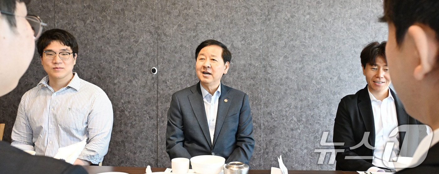 (서울=뉴스1) = 구윤철 부총리 겸 재정경제부 장관이 1일 세종특별자치시 인근에서 재경부 AI 동아리(AX집현전2.0)와 간담회를 하고 있다. (재정경제부 제공. 재판매 및 DB …