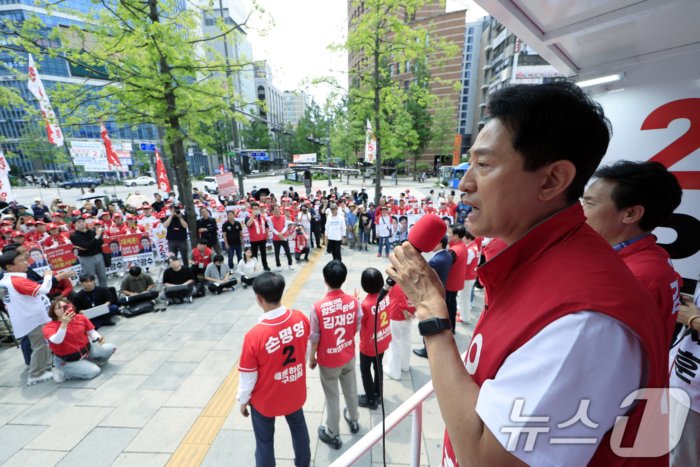 (서울=뉴스1) 박정호 기자 = 오세훈 국민의힘 서울시장 후보가 1일 오후 서울시 노원구 롯데백화점 노원점 앞에서 가진 노원구 릴레이 순회 유세에서 지지를 호소하고 있다.  202 …