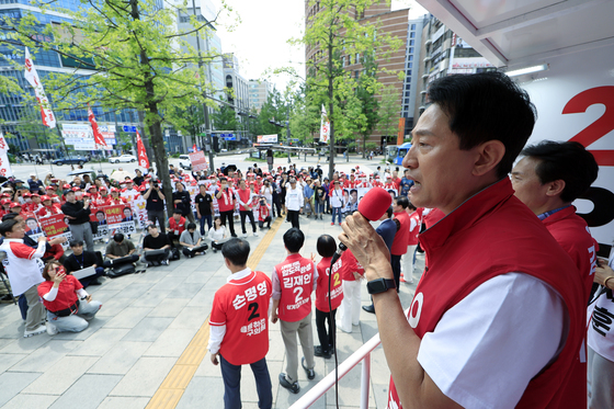 노원 순회 유세 시작 전 연설하는 오세훈 후보