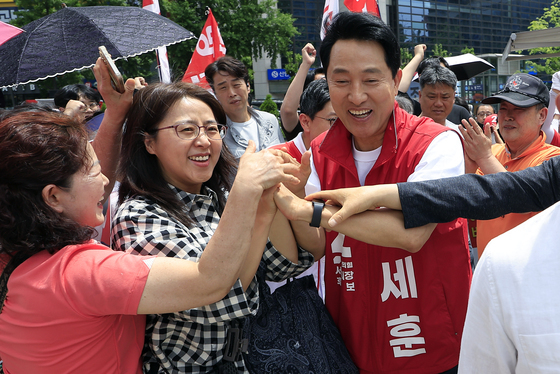 지지자들 환영 받는 오세훈 후보