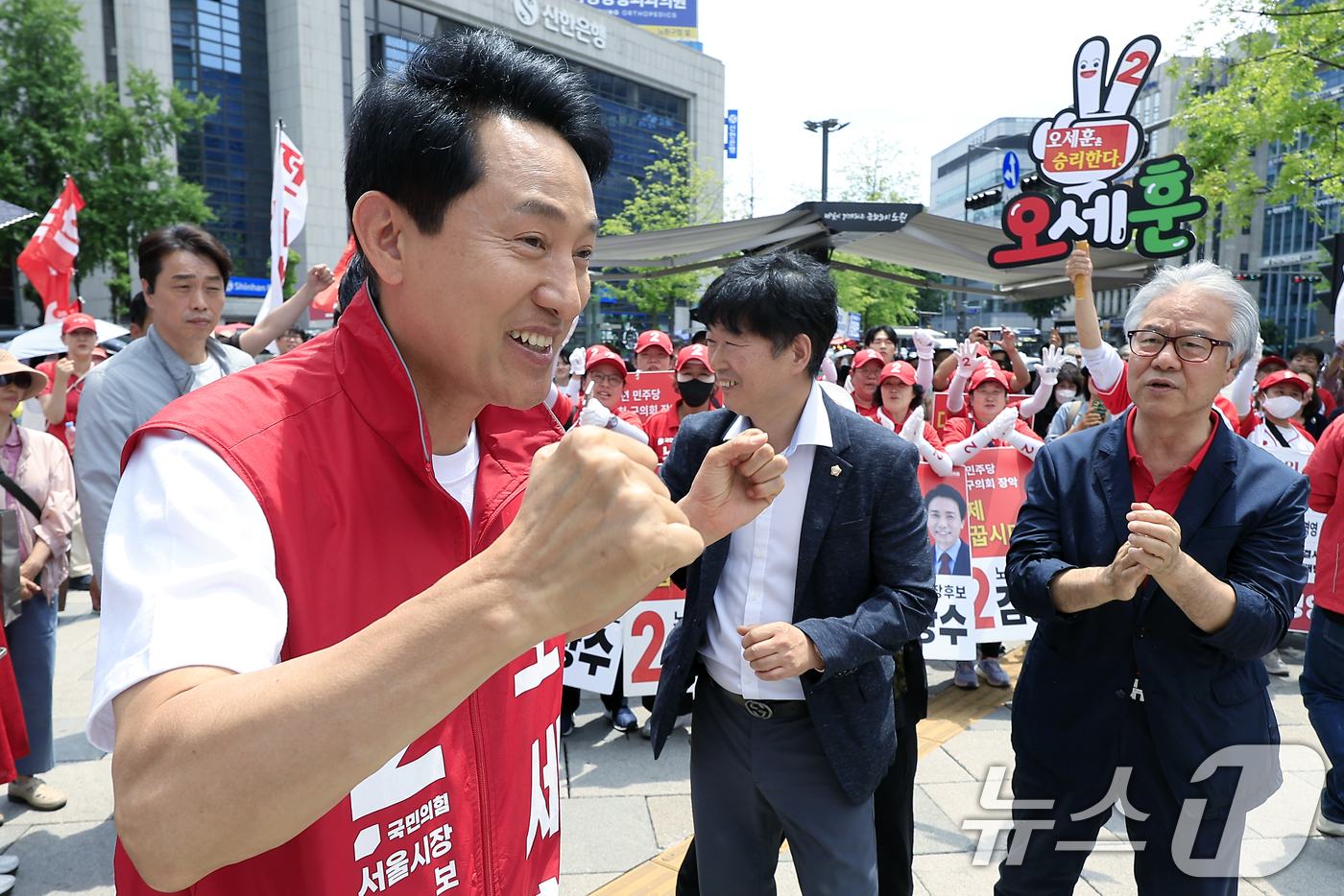 (서울=뉴스1) 박정호 기자 = 오세훈 국민의힘 서울시장 후보가 1일 오후 서울시 노원구 롯데백화점 노원점 앞에서 가진 노원구 릴레이 순회 유세에 나서며 두 주먹을 불끈 쥐어 보이 …