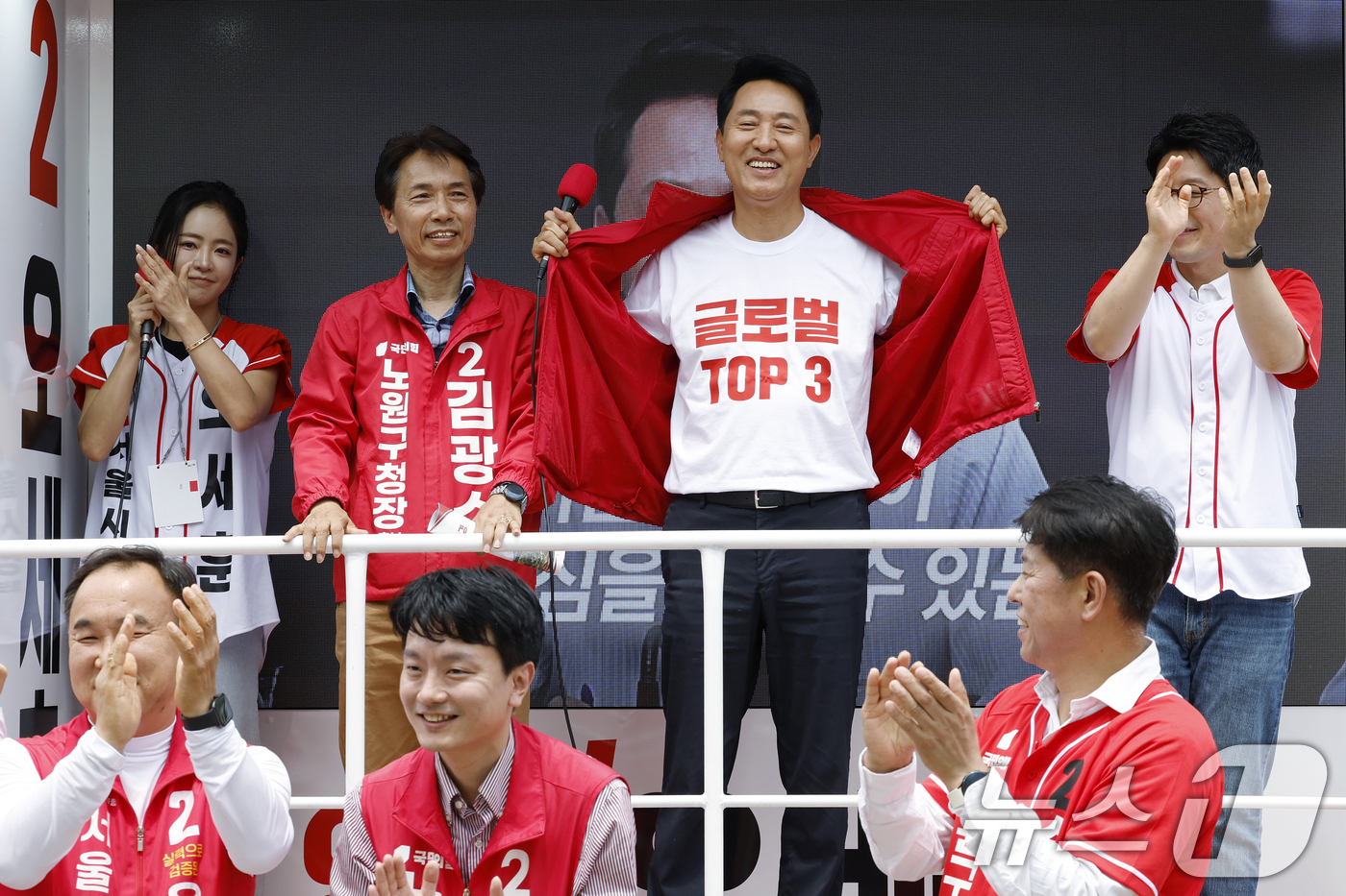 (서울=뉴스1) 박정호 기자 = 오세훈 국민의힘 서울시장 후보가 1일 오후 서울시 노원구 롯데백화점 노원점 앞에서 가진 노원구 릴레이 순회 유세에서 외투 속 티셔츠에 새긴 '글로벌 …