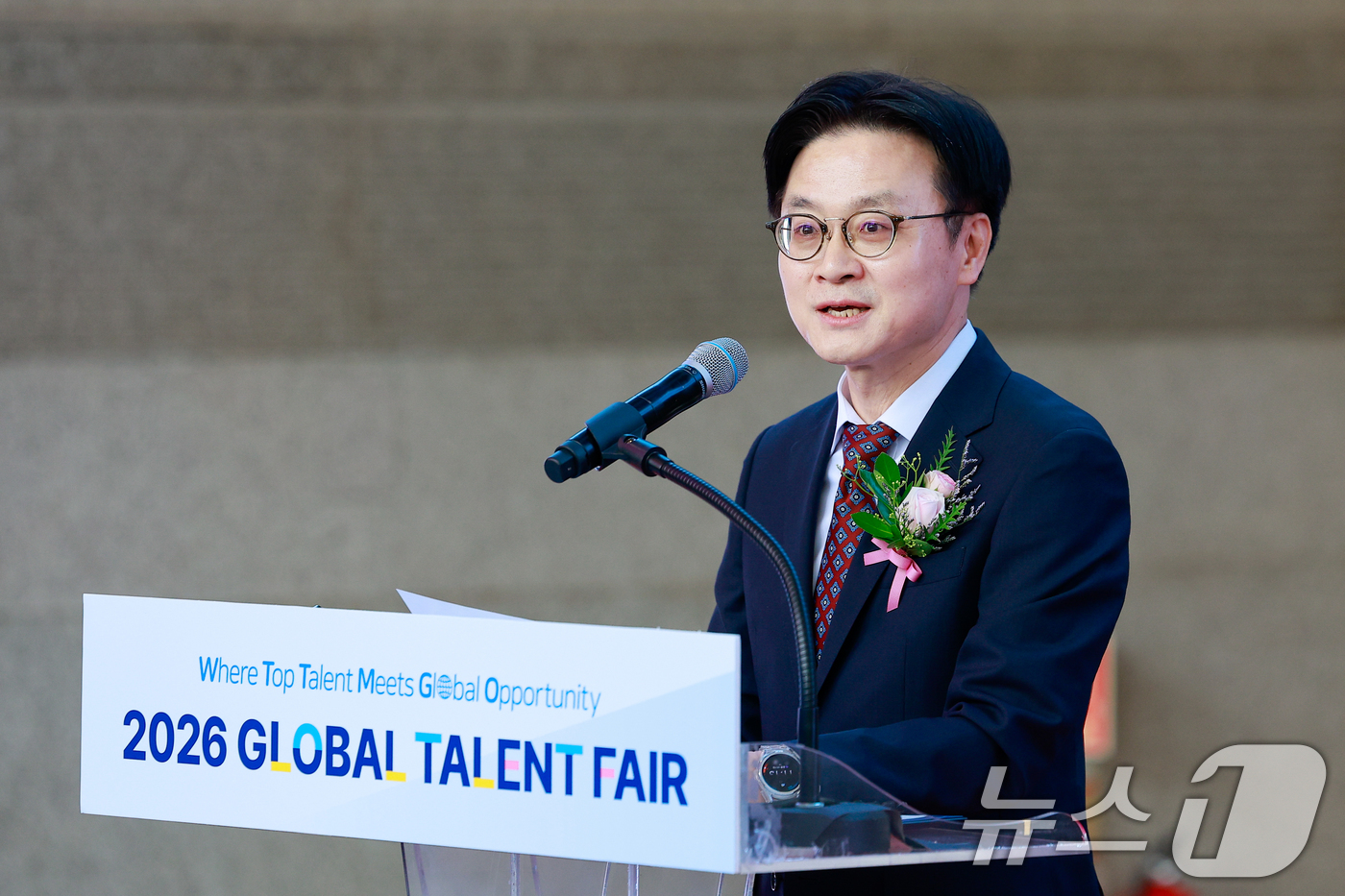 (서울=뉴스1) 안은나 기자 = 김정관 산업통상부 장관이 1일 서울 강남구 코엑스에서 열린 2026 글로벌 탤런트 페어 개막식에 참석해 축사를 하고 있다.이번 행사는 외국인투자기업 …